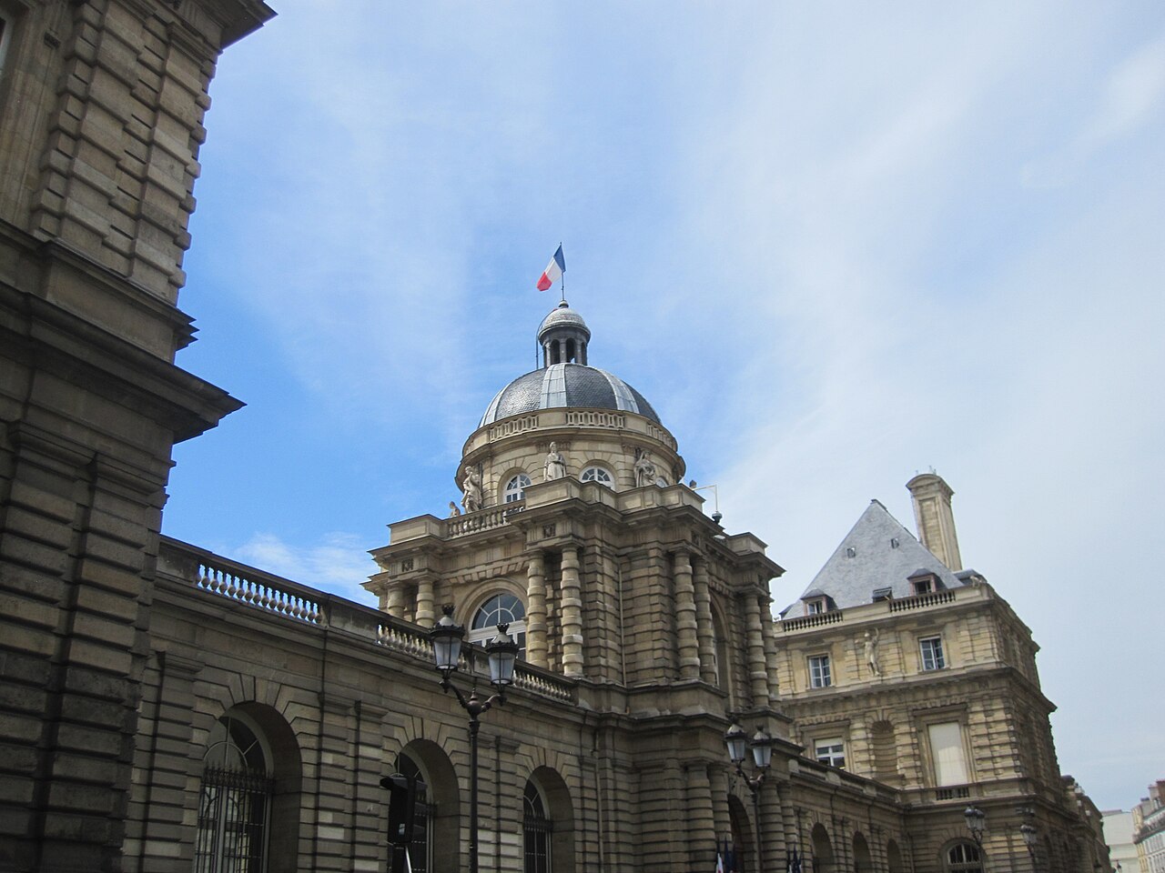 Une façade du palais du Luxembourg à Paris, surmontée d’un drapeau français
