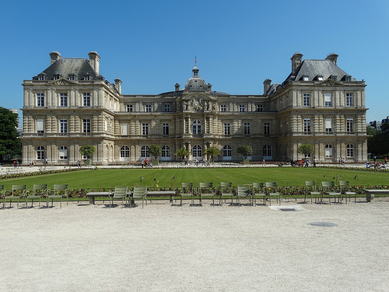 La façade du palais du Luxembourg vue depuis les jardins à Paris