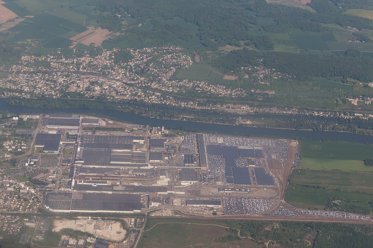 Le site Renault de Flins vu du ciel, avec la Seine et ses environs