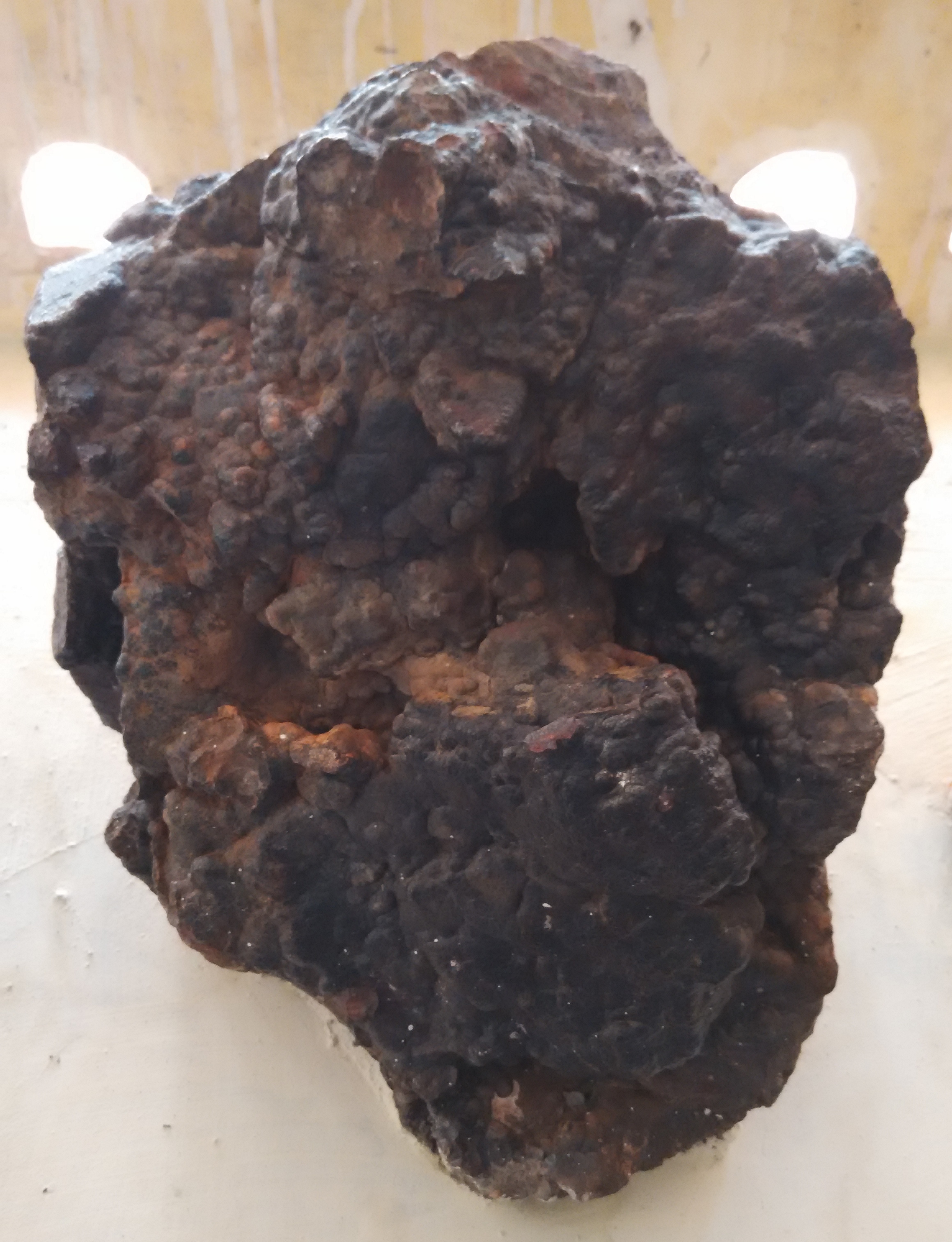 Un échantillon sombre de minerai de manganèse