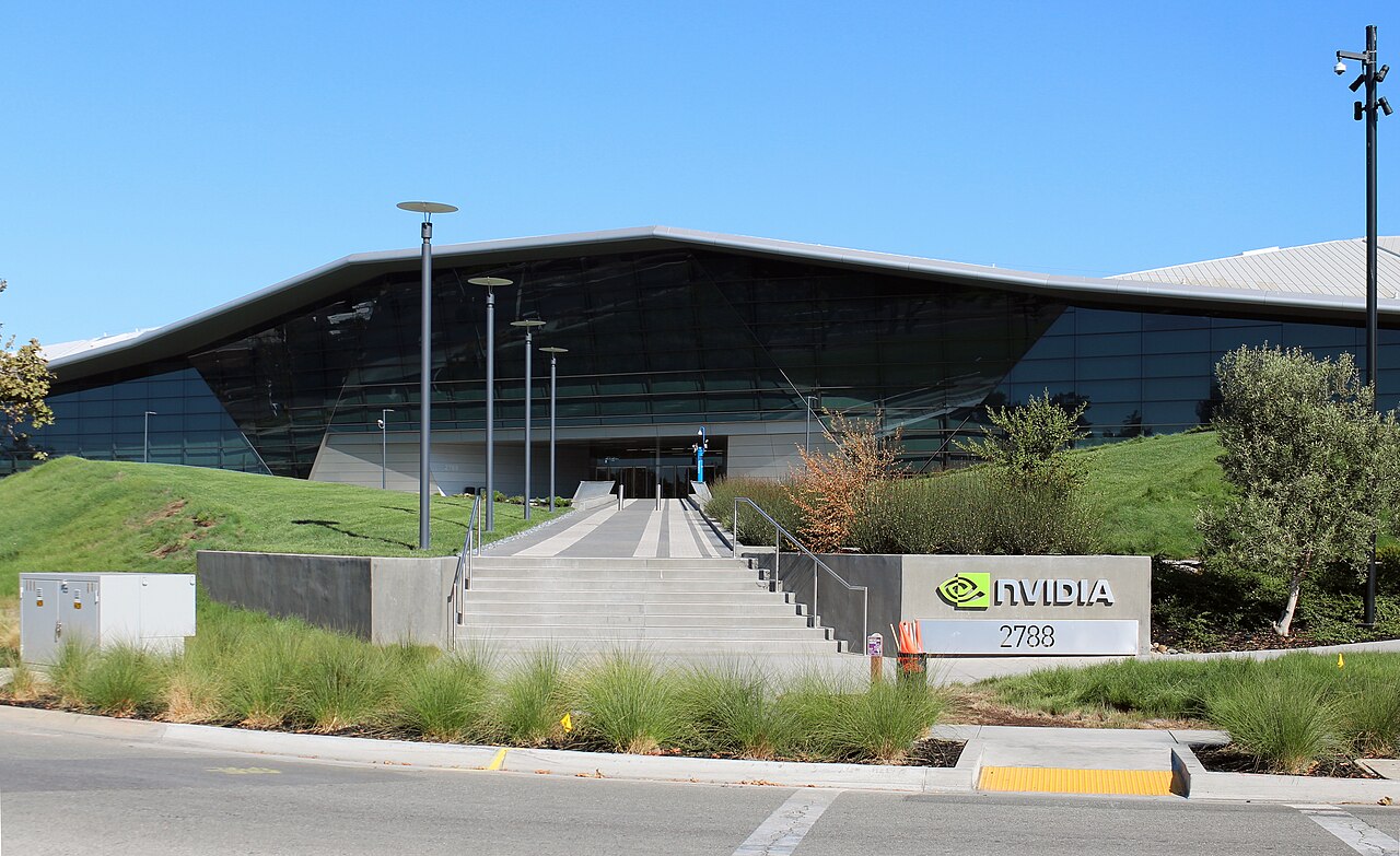 Le bâtiment du siège de Nvidia à Santa Clara, avec son enseigne devant l’entrée