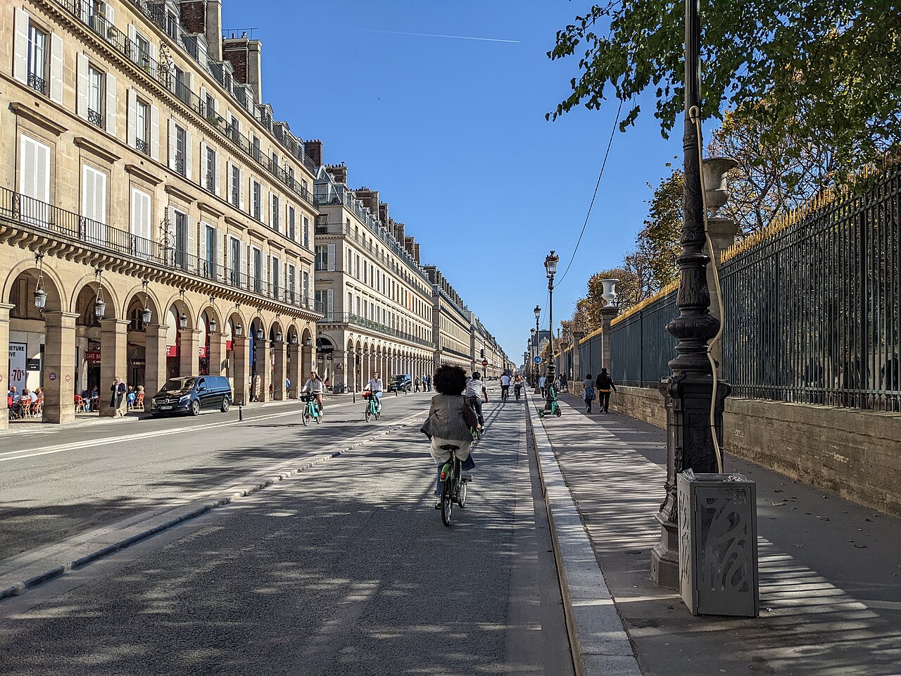 Des cyclistes circulent sur une piste de la rue de Rivoli, à Paris, le long du jardin des Tuileries
