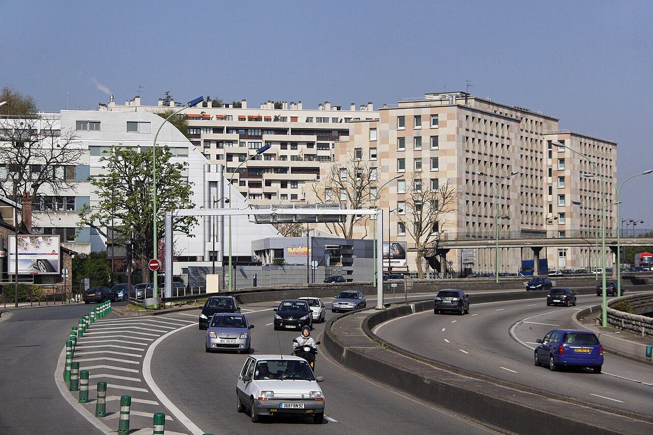 Des voitures et un deux-roues circulent sur le boulevard périphérique de Paris