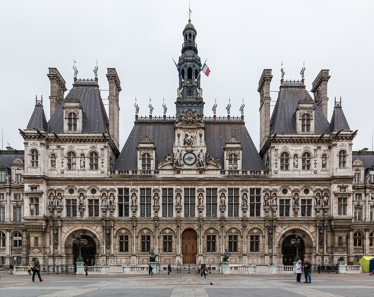 La façade et le beffroi de l’Hôtel de Ville de Paris, sous un ciel couvert
