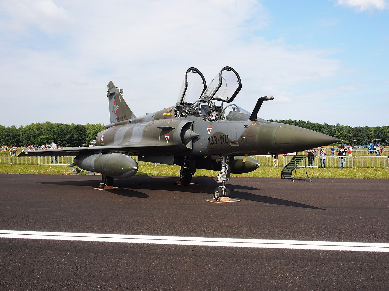 Un Mirage 2000D de l’armée de l’Air présenté au sol, avec ses deux verrières ouvertes
