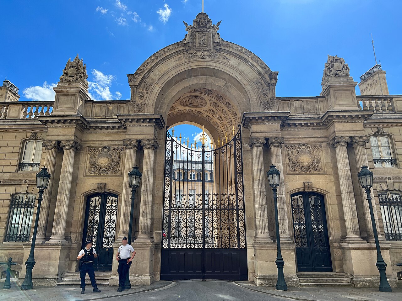 Le portail monumental du palais de l’Élysée, à Paris, vu depuis la rue du Faubourg-Saint-Honoré