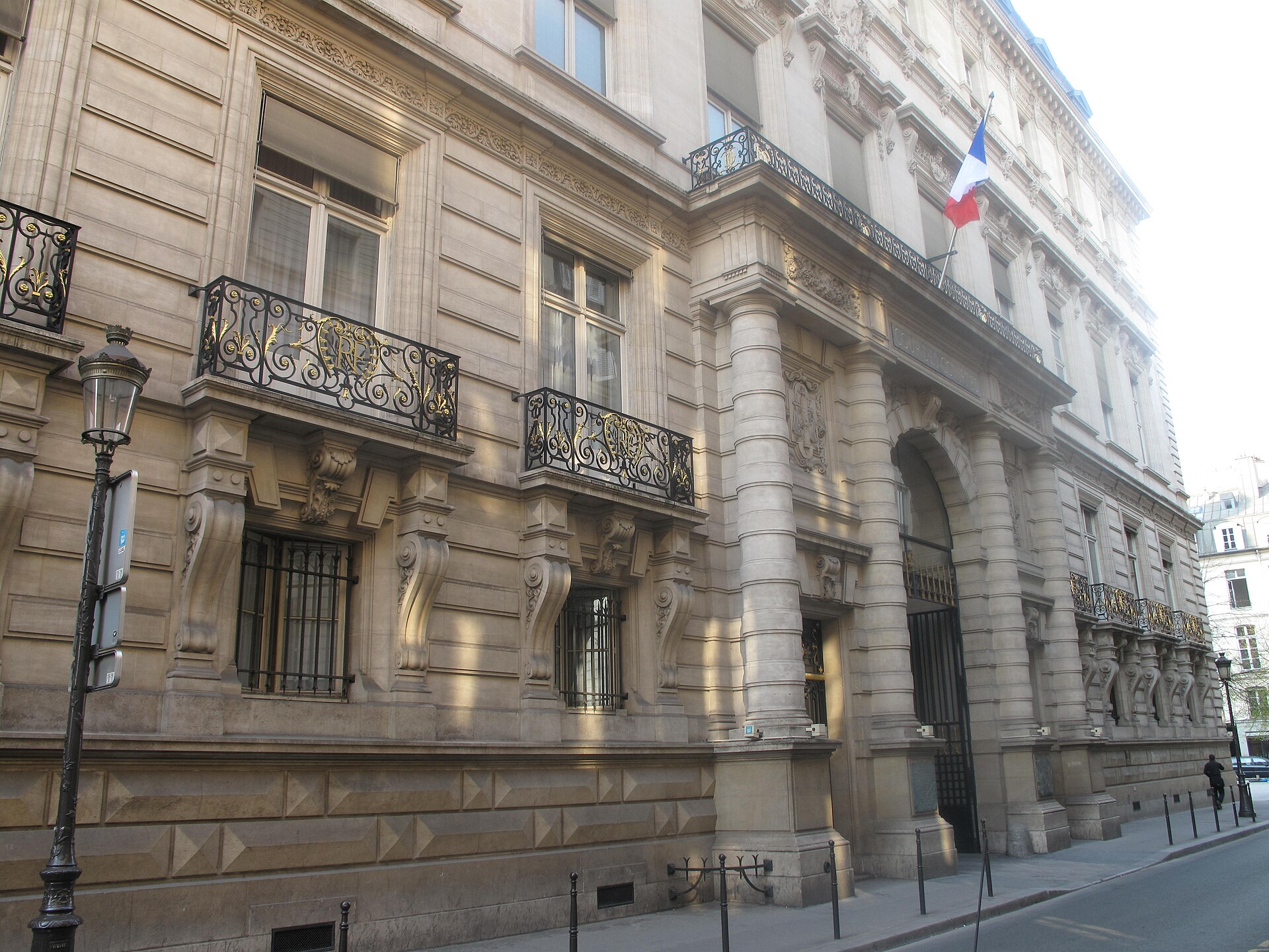 La façade et le portail du palais Cambon, siège de la Cour des comptes à Paris.