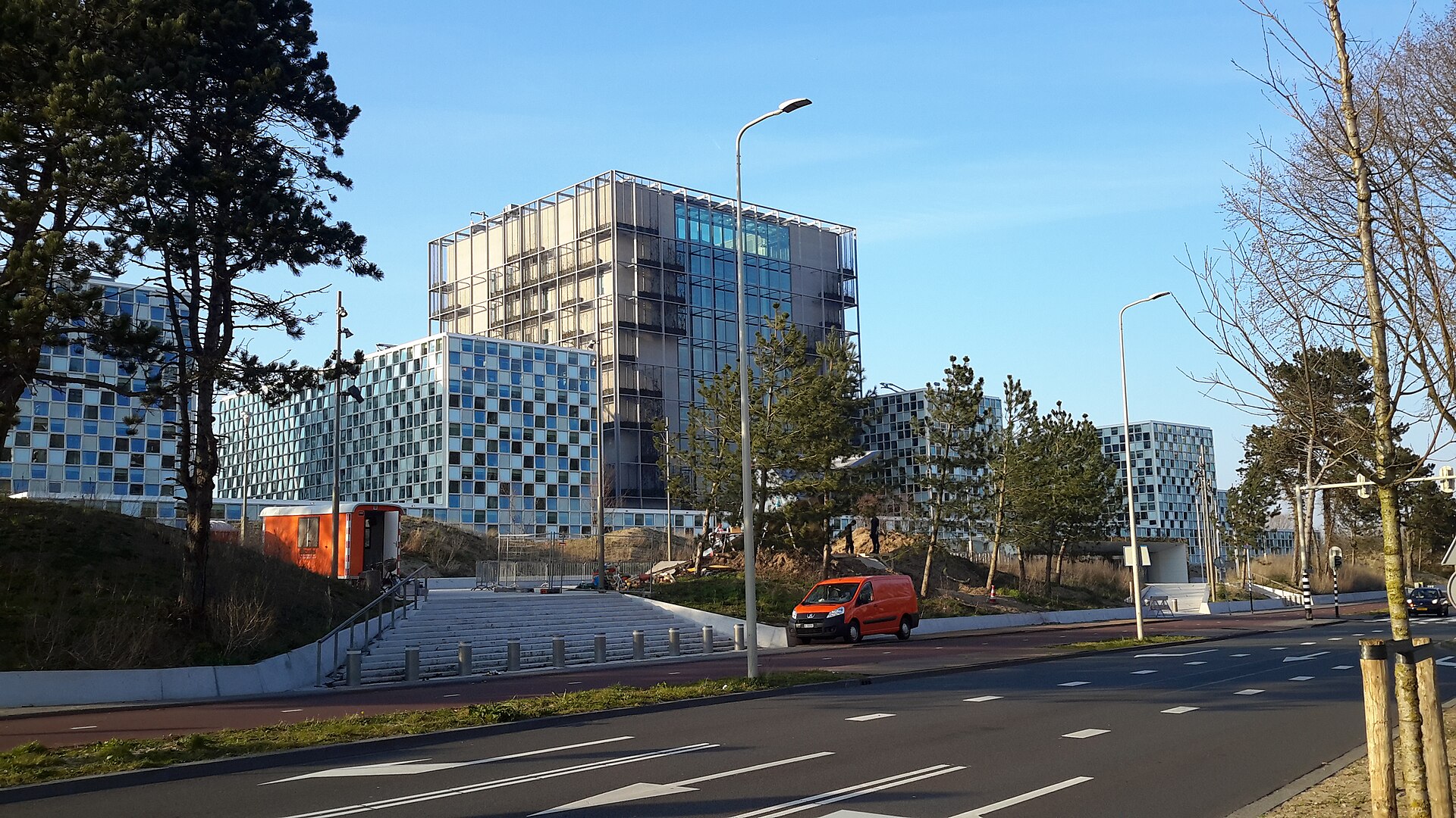 Le siège de la Cour pénale internationale vu depuis une rue à La Haye.
