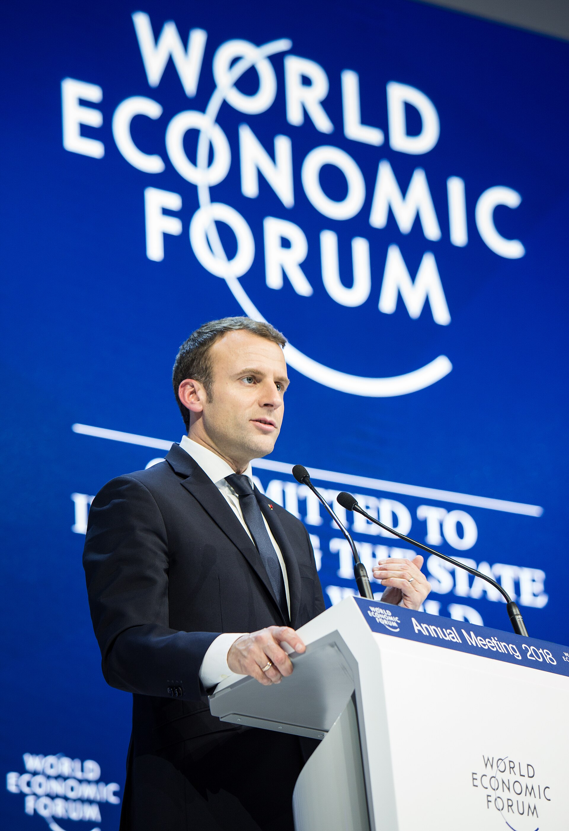 Emmanuel Macron prononce un discours derrière un pupitre au Forum économique mondial.