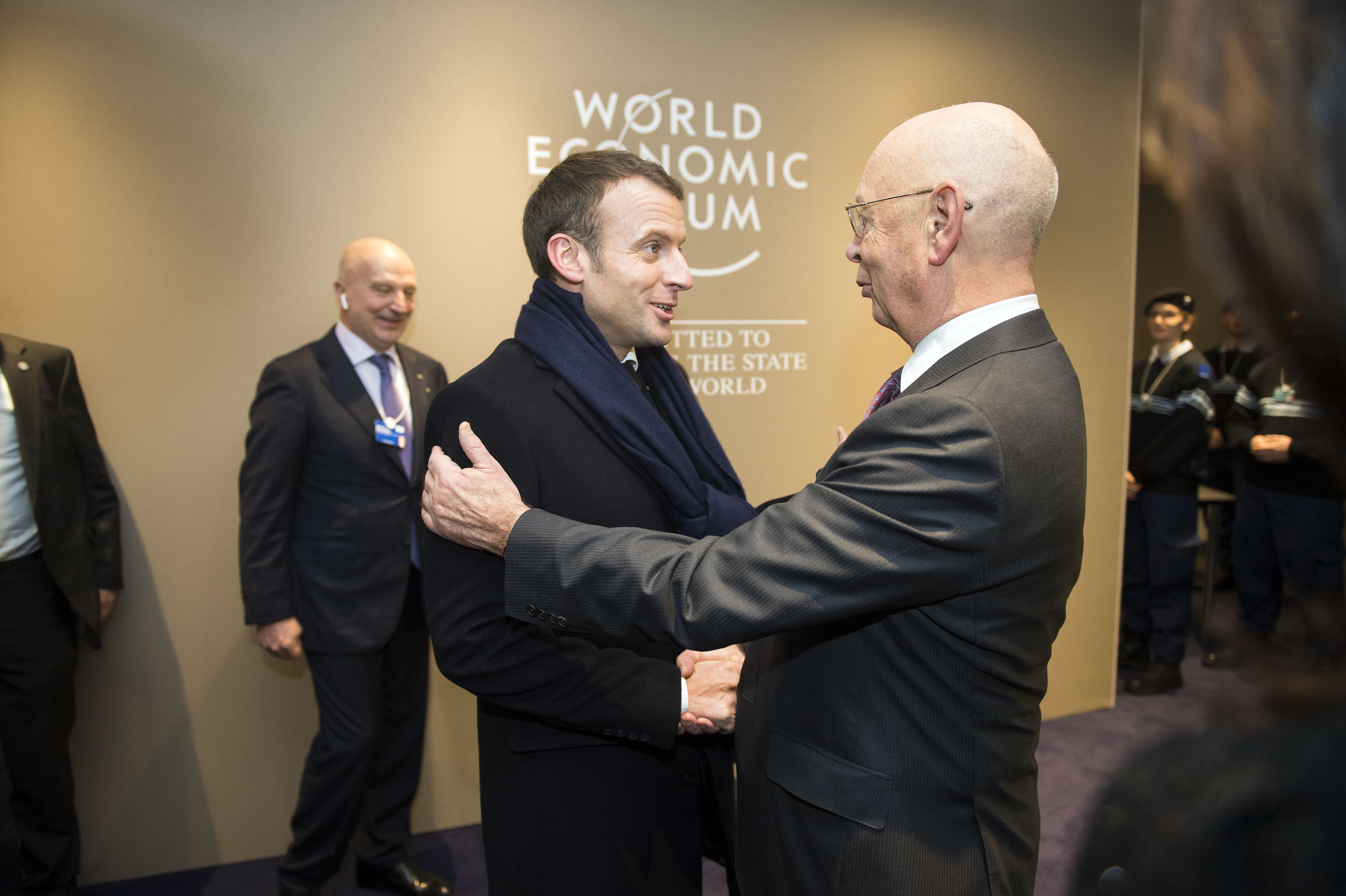 Emmanuel Macron serre la main de Klaus Schwab au Forum économique mondial.