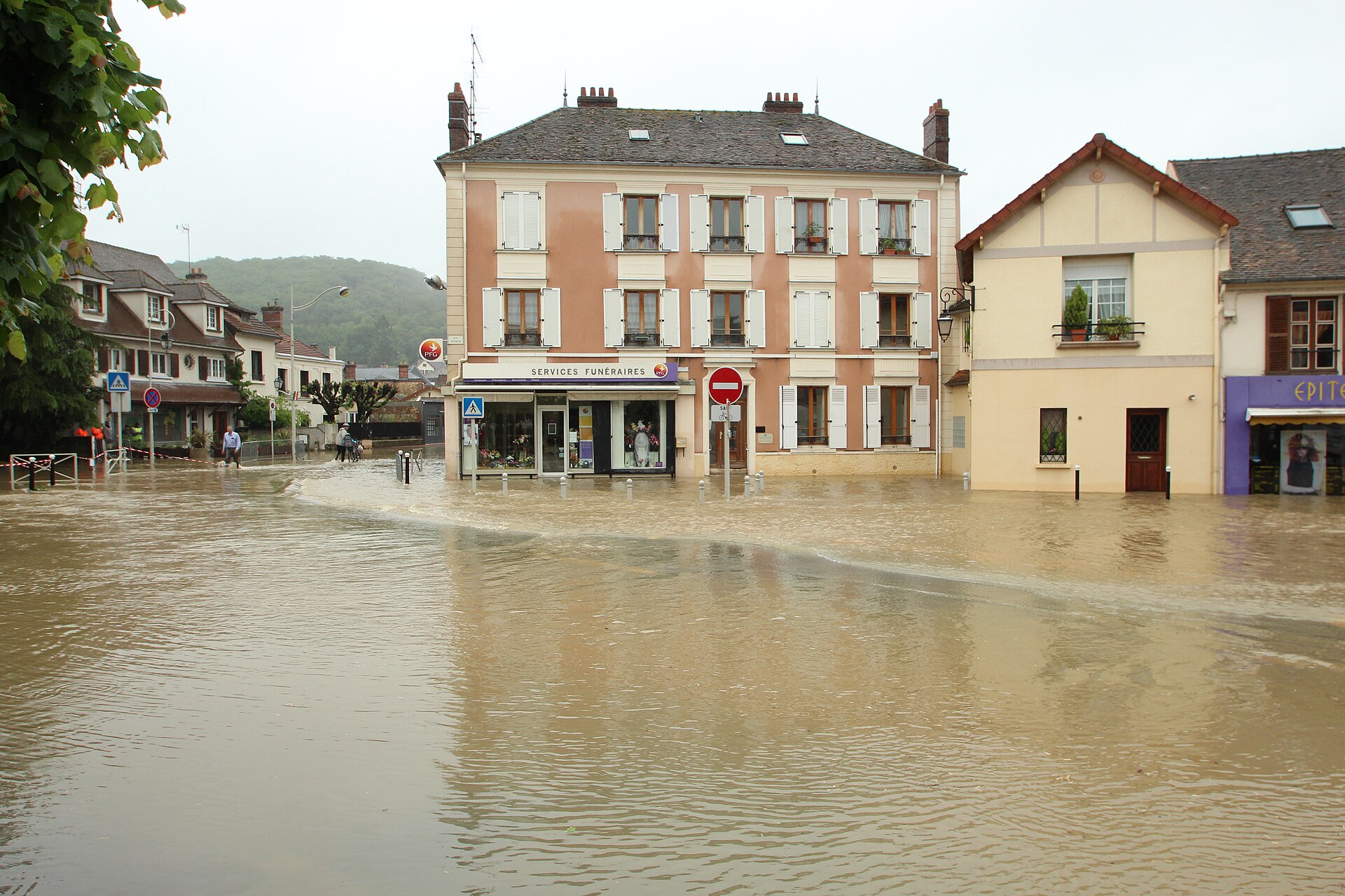 Une rue submergée de Saint-Rémy-lès-Chevreuse pendant l’inondation de mai 2016