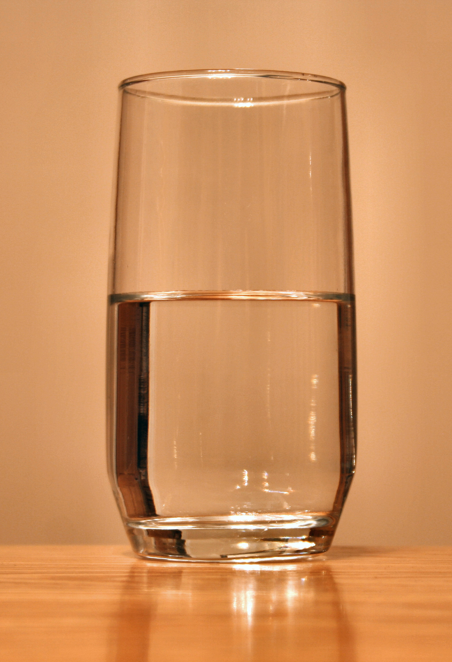 Un verre transparent contenant de l’eau