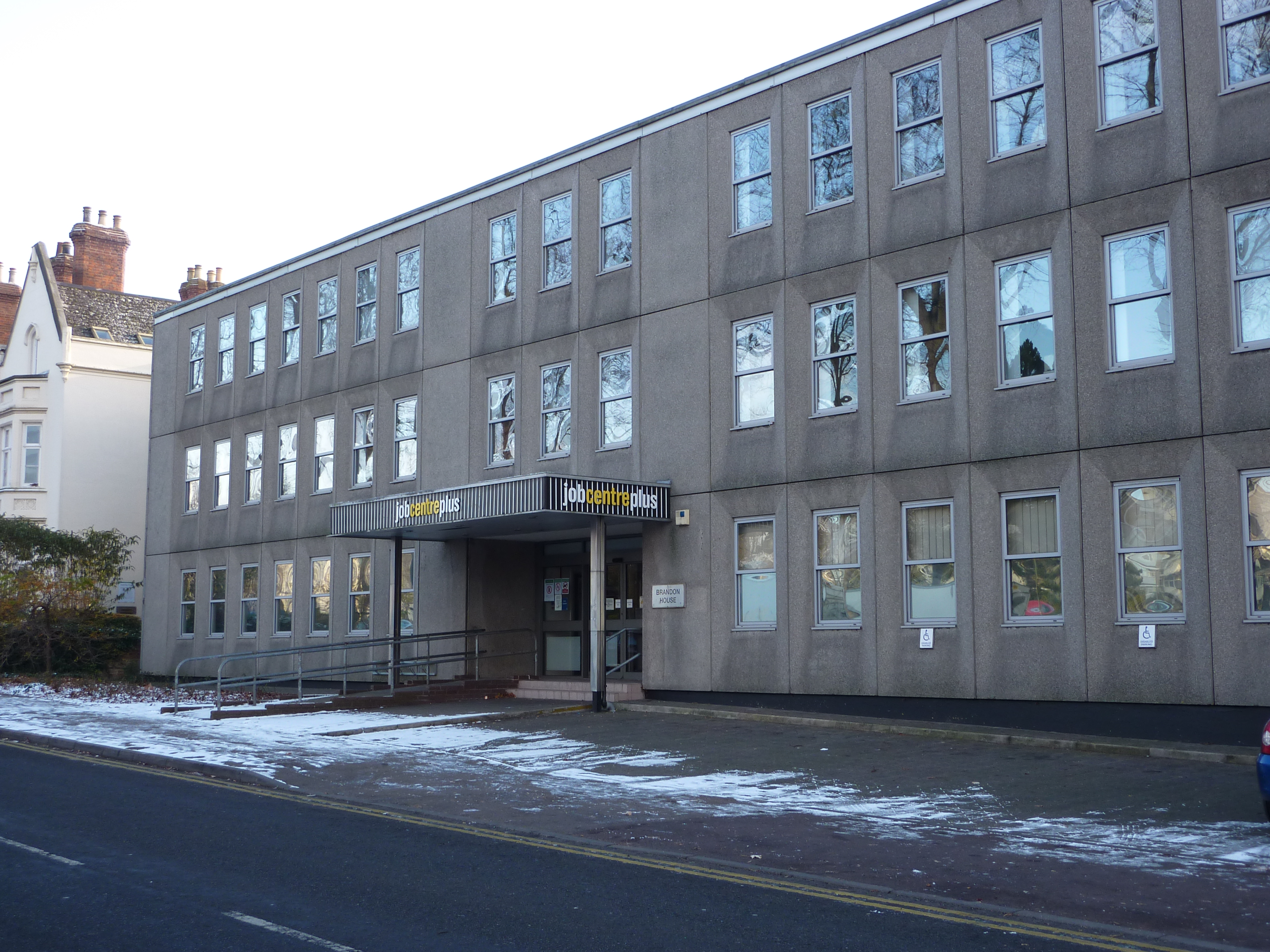 Le bâtiment de JobCentre Plus à Leamington Spa au Royaume-Uni