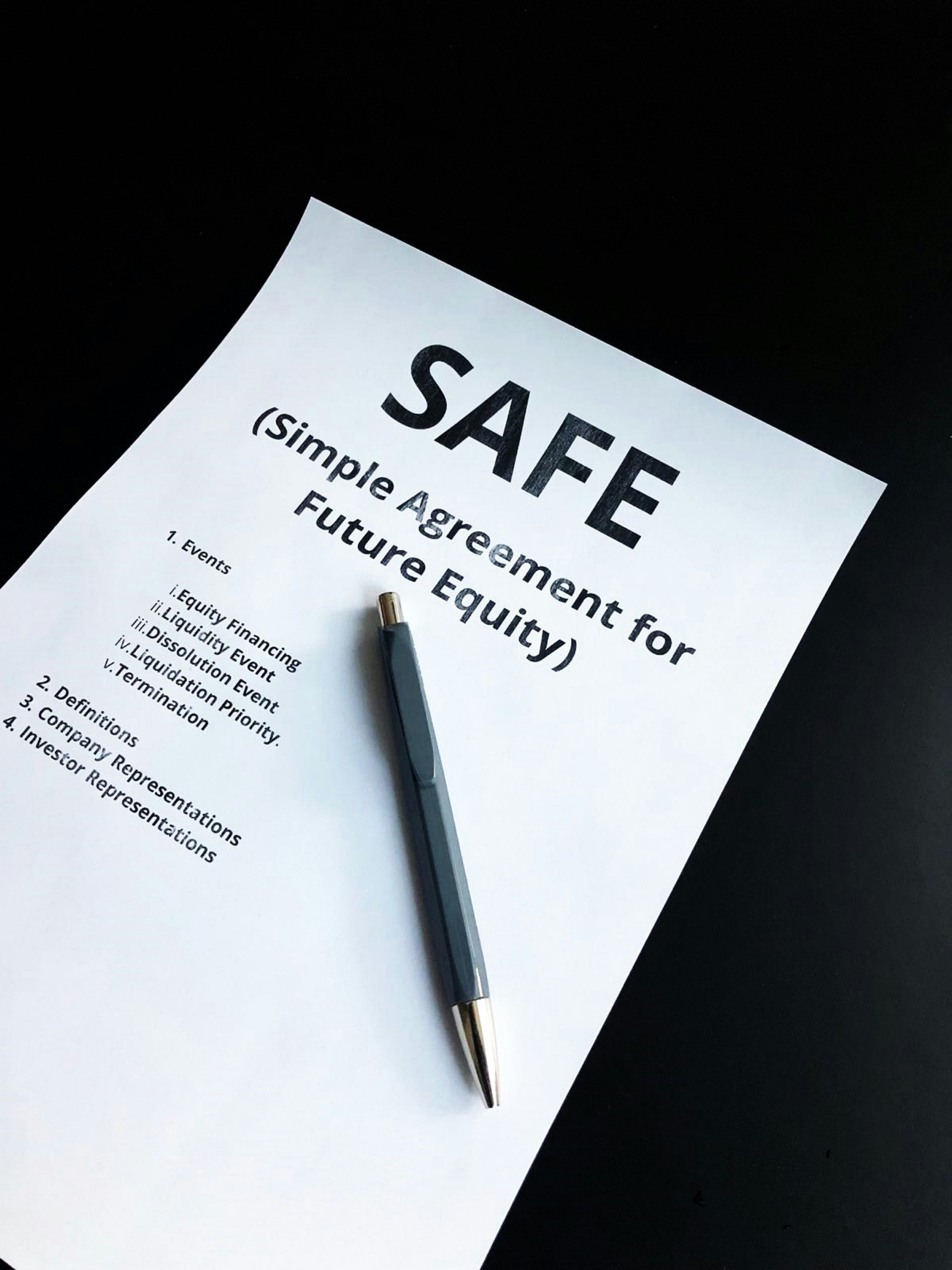 Un stylo sur une page de document financier intitulée SAFE