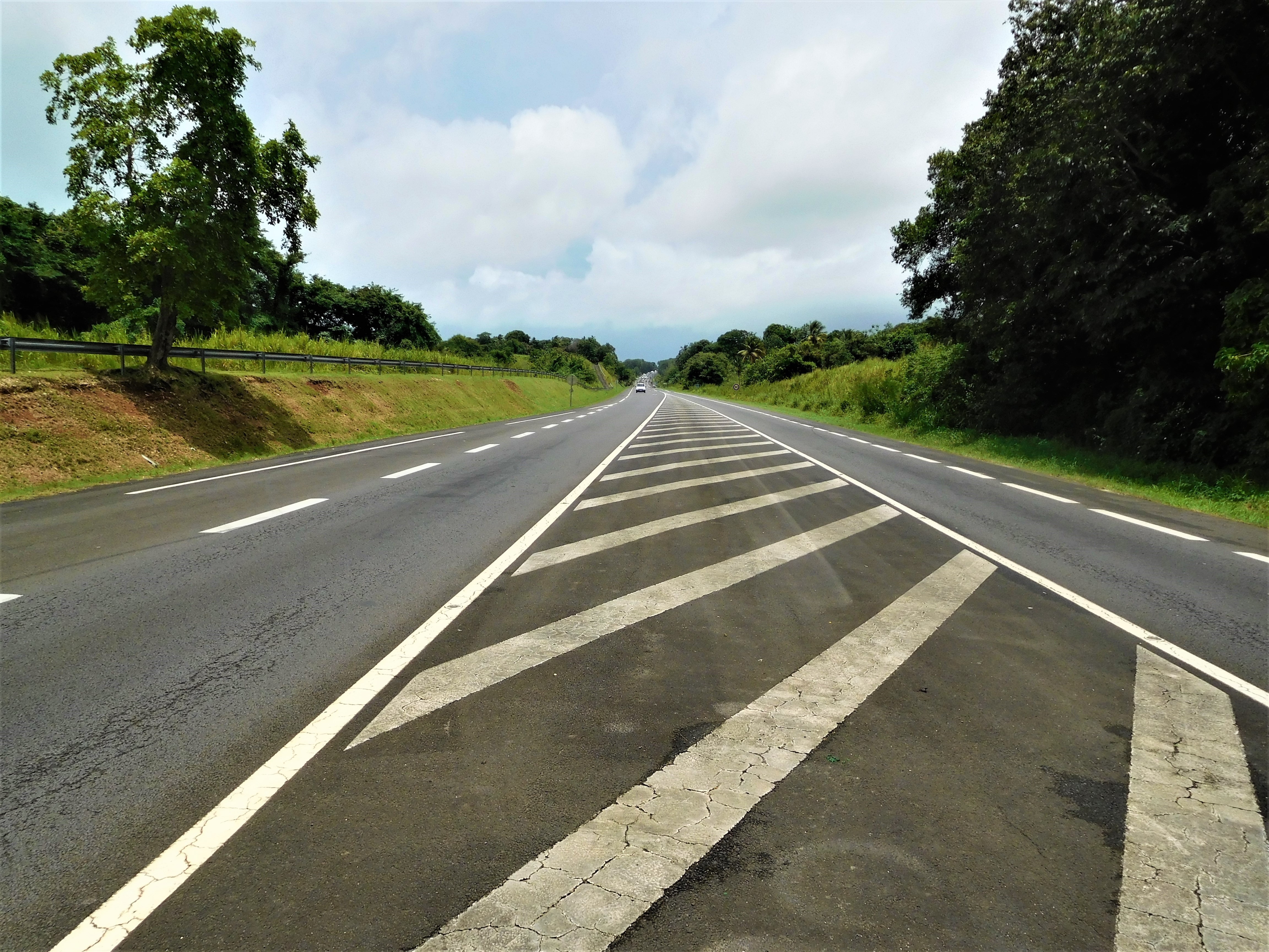 La route nationale 1 en Guadeloupe