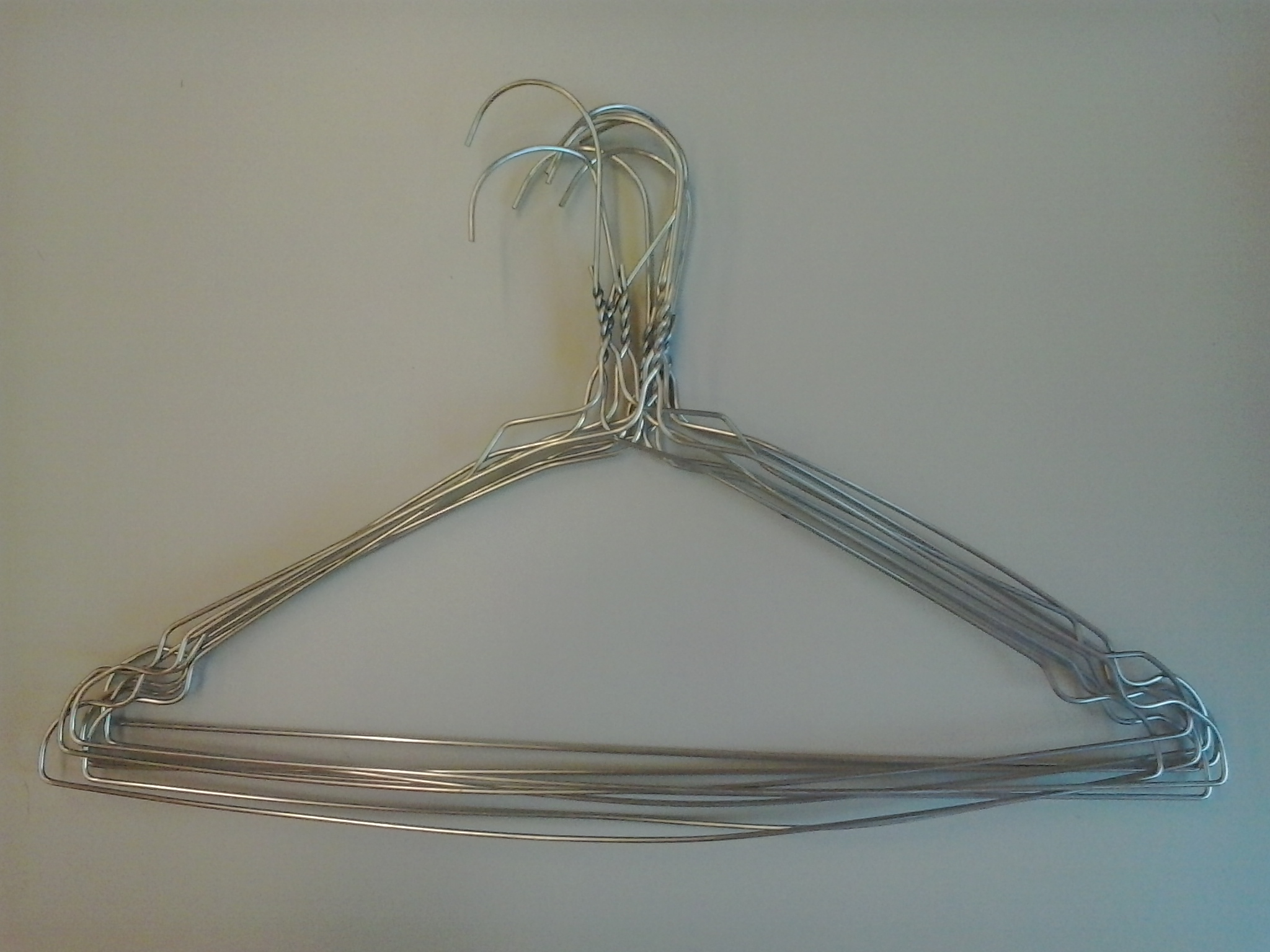 Des cintres métalliques superposés