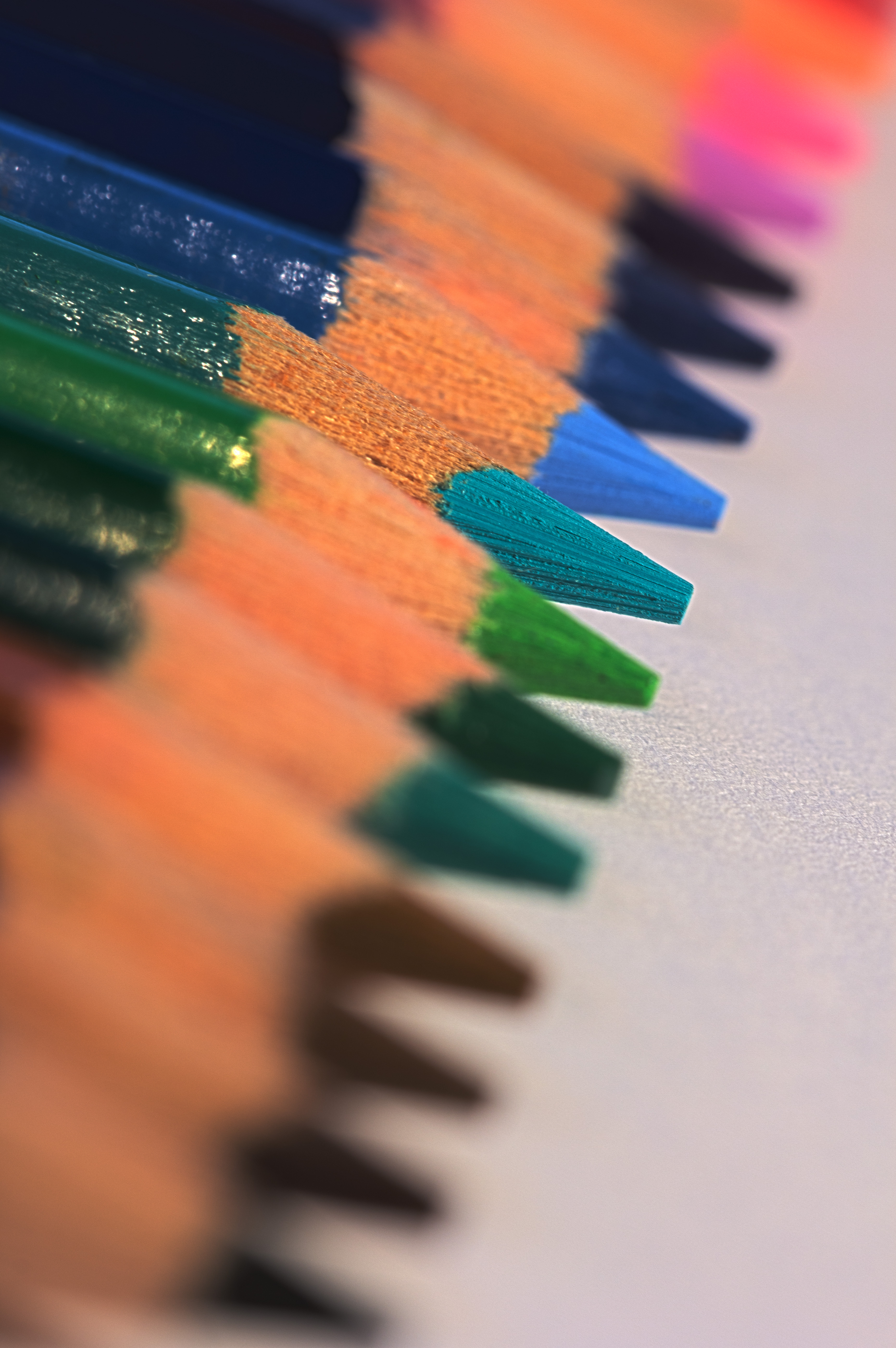 Un alignement de pointes de crayons de couleur en gros plan