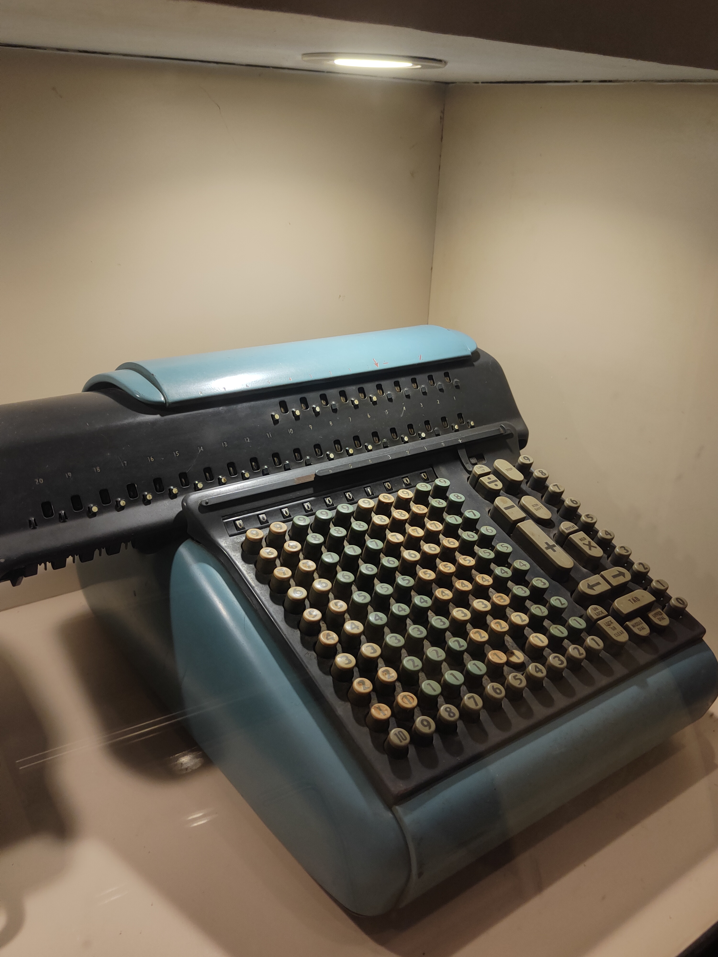 Une ancienne machine à calculer mécanique Marchant