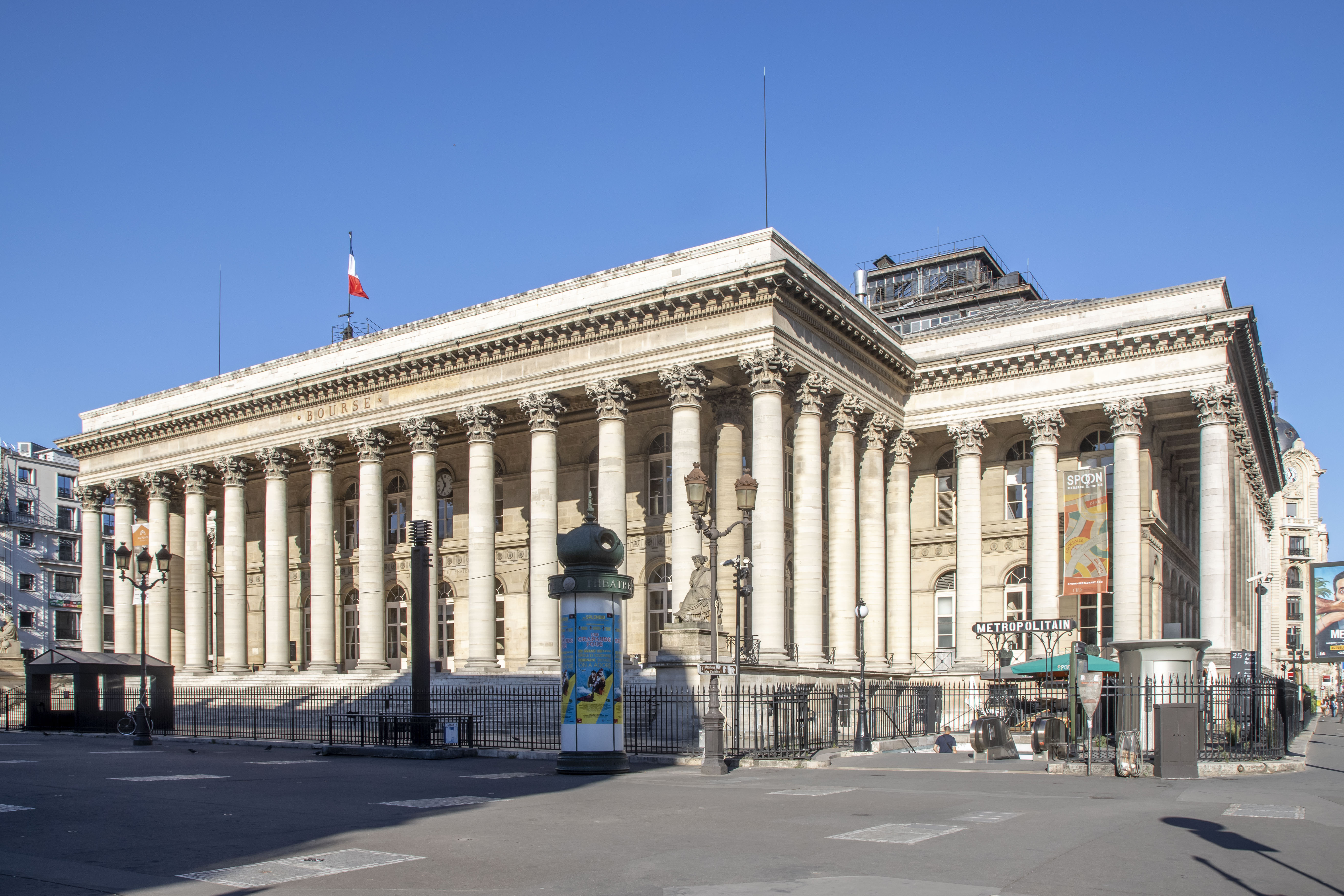 La façade à colonnes du palais Brongniart à Paris