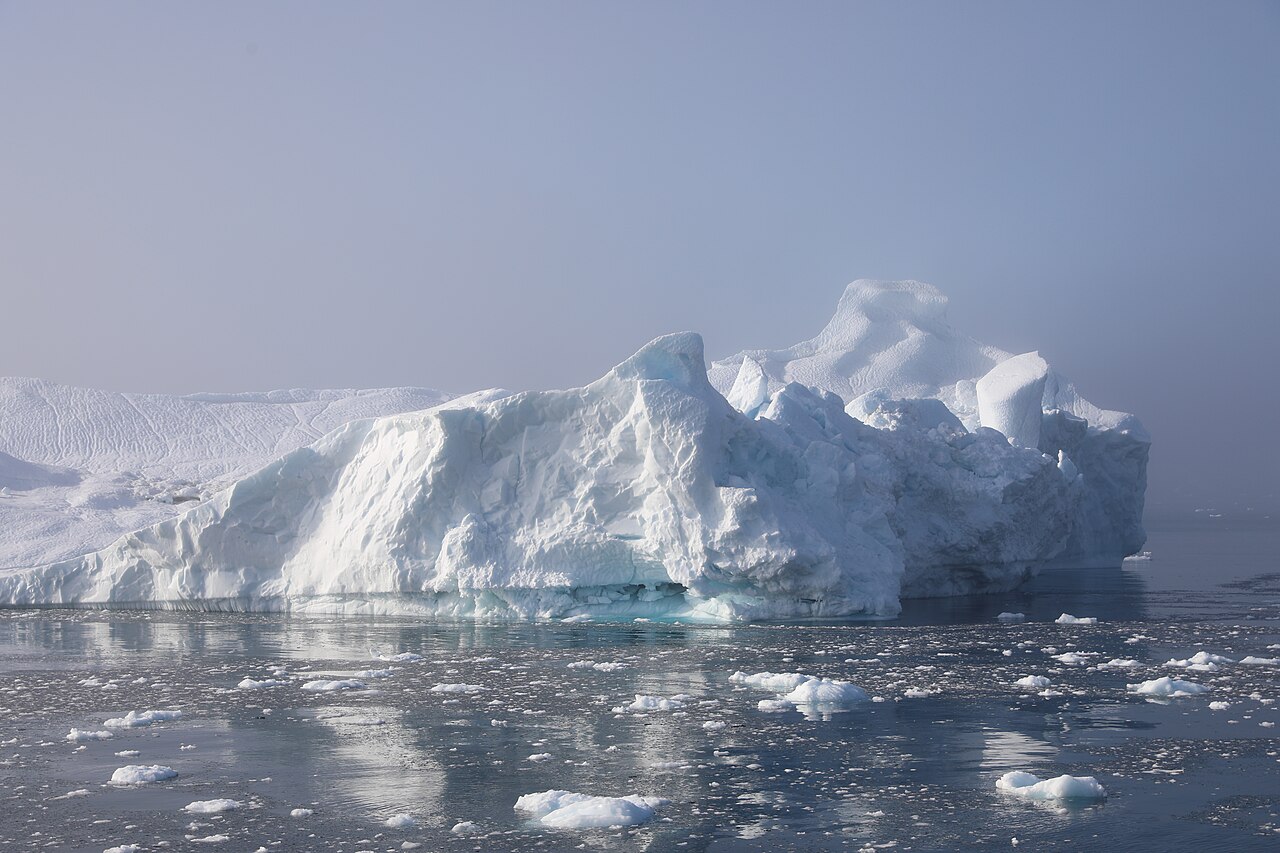 Un iceberg flotte sur les eaux du nord-ouest du Groenland.