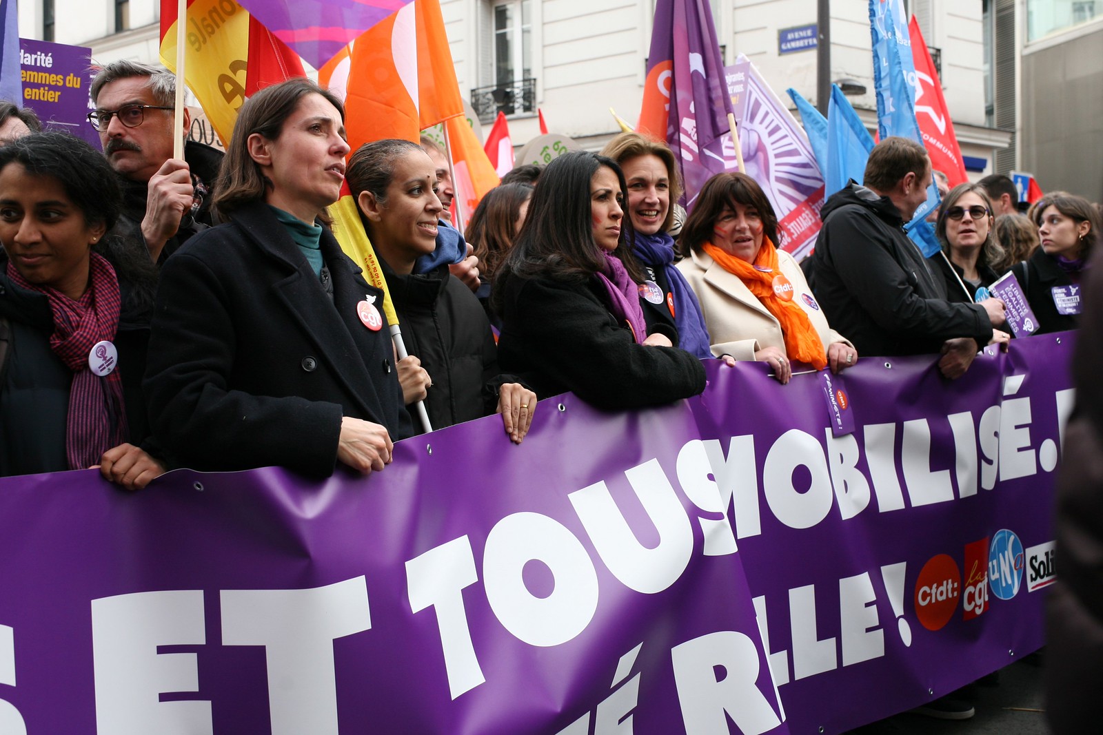 Sophie Binet, à gauche, parmi des responsables syndicaux derrière une banderole à Paris.