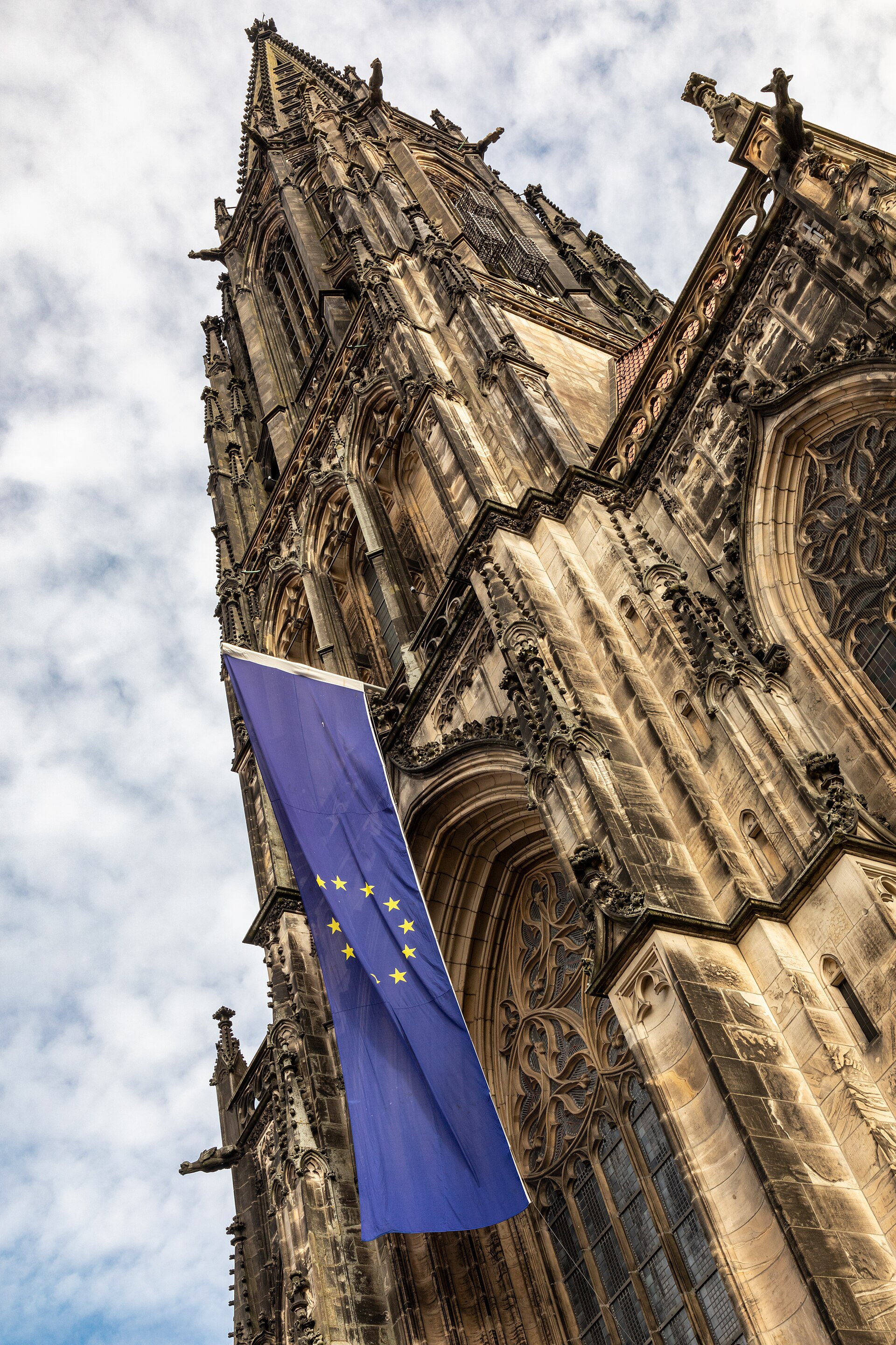 Un drapeau européen déployé devant l’église Saint-Lambert de Münster.