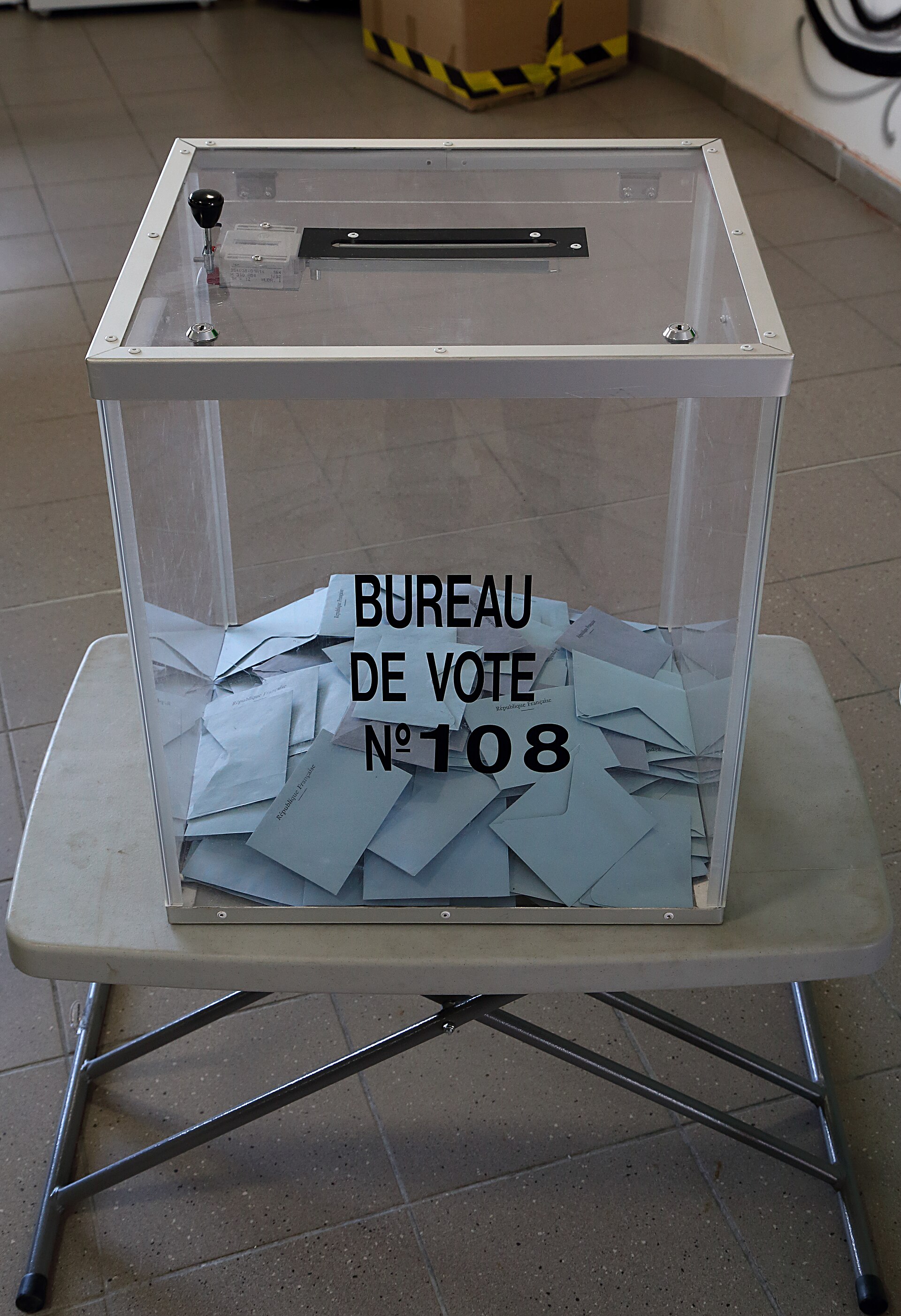 Une urne transparente contenant des enveloppes dans un bureau de vote de Tourcoing.