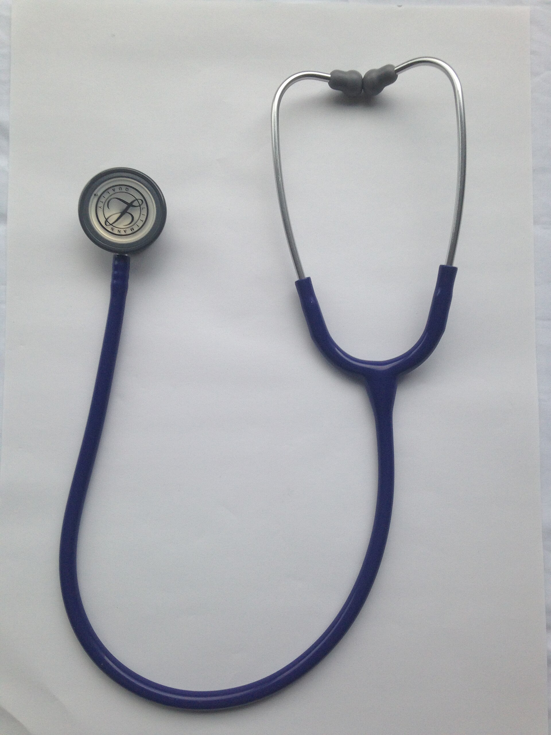 Un stéthoscope posé sur une surface claire.