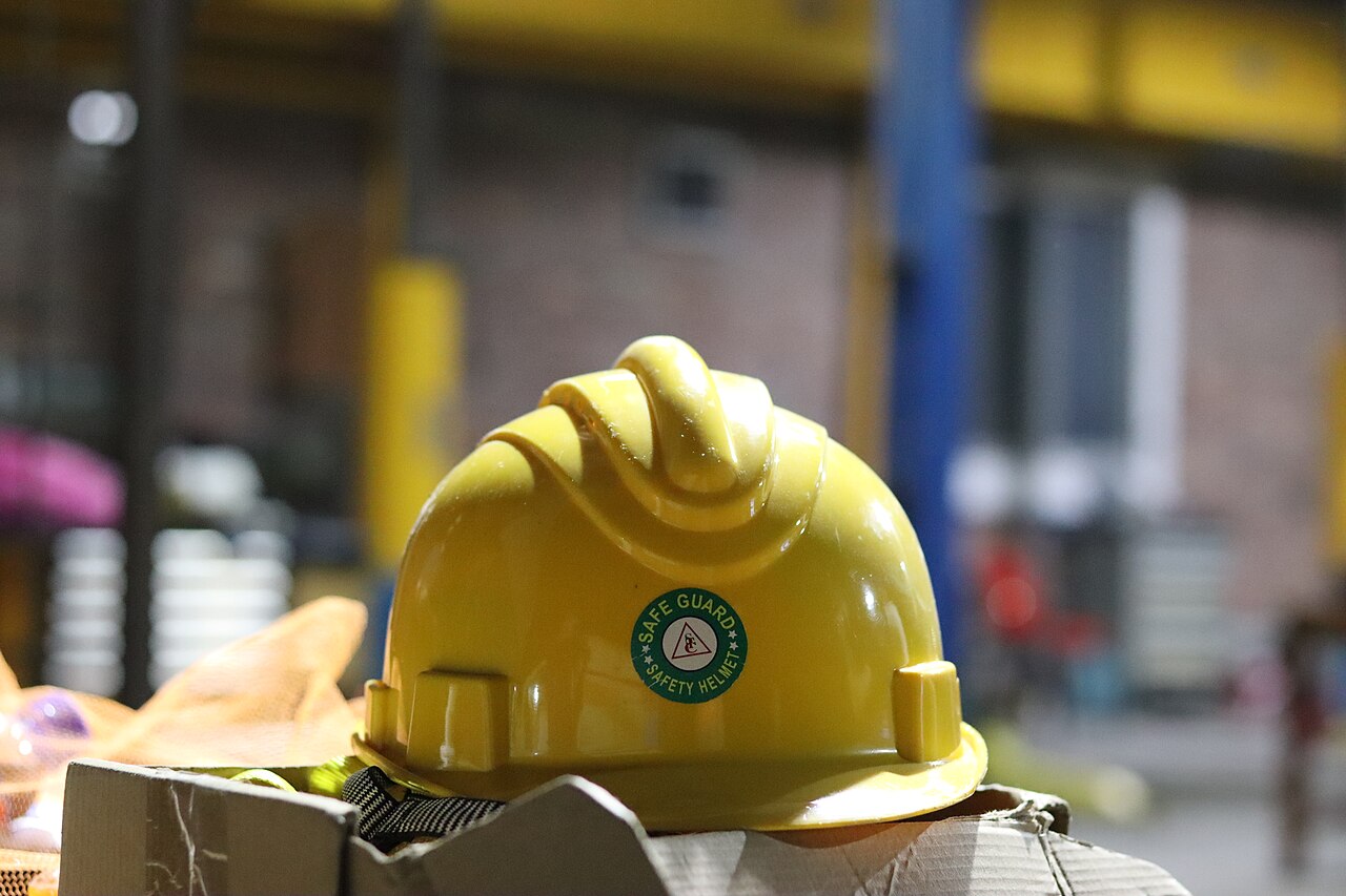 Un casque de sécurité dans un environnement d’essai technique.