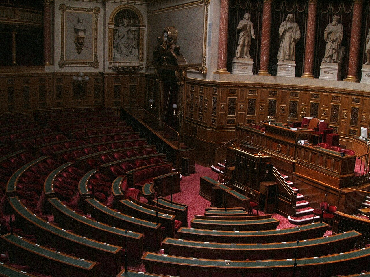 Les sièges rouges et la tribune de l’hémicycle du Sénat, vide.
