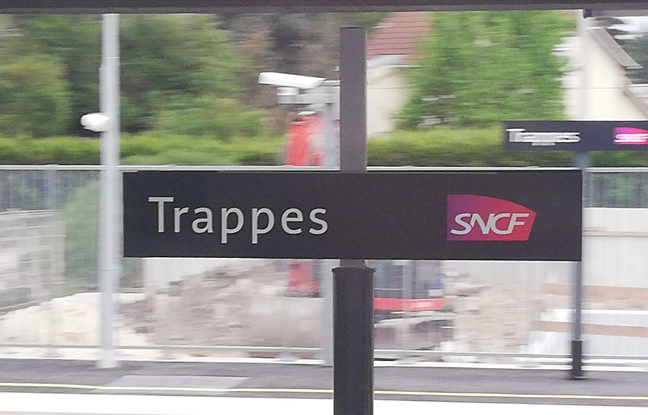 La plaque portant le nom de Trappes dans la gare.