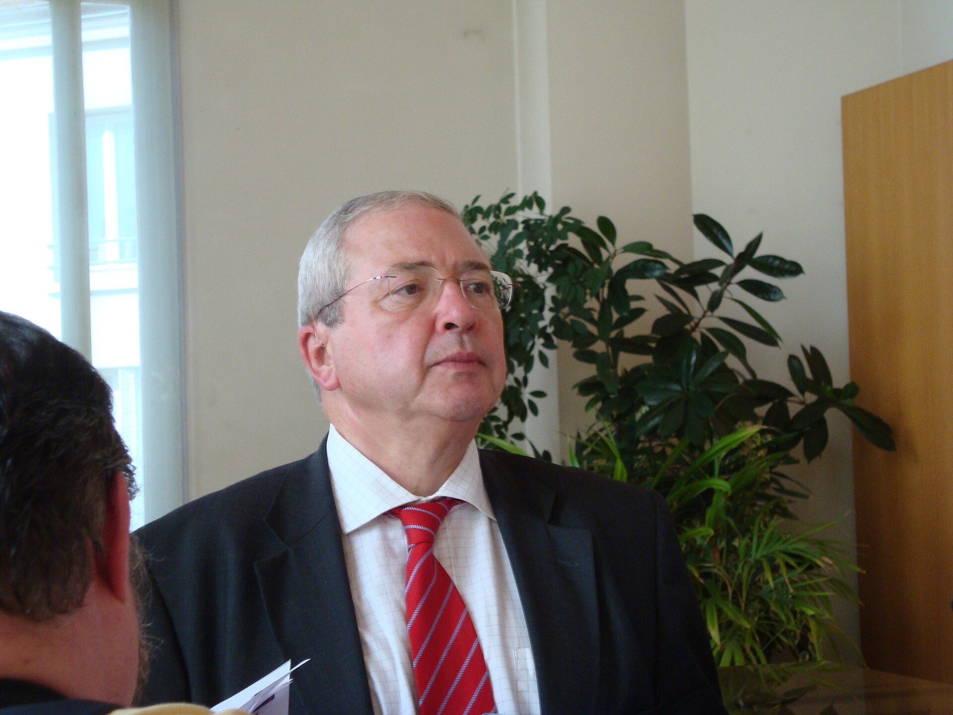 Jean-Paul Huchon en costume, vu avec le buste et le visage entier lors d’un échange