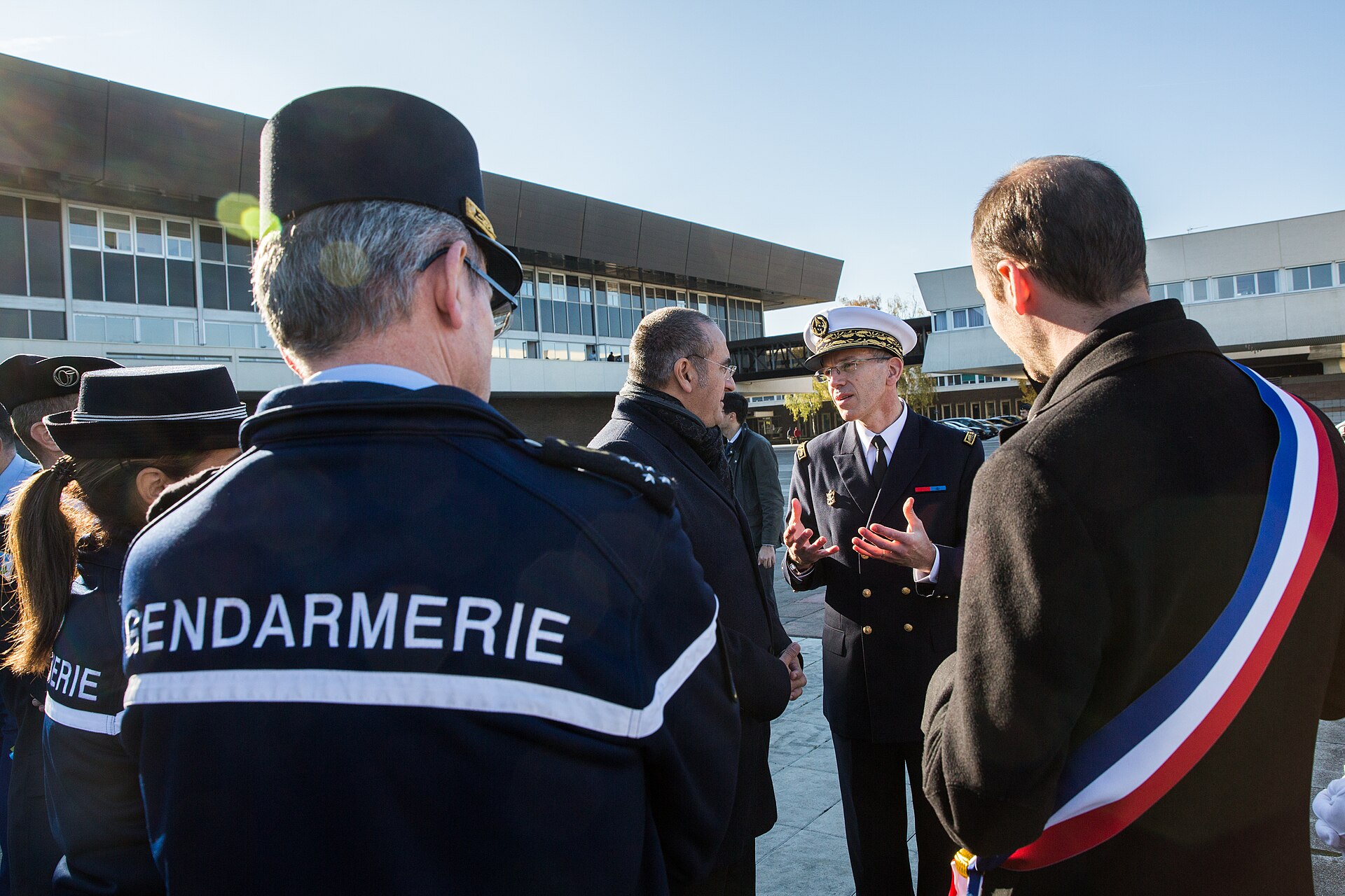 Des personnalités civiles et des gendarmes échangent lors d’un séminaire de la Direction générale de la Gendarmerie nationale.