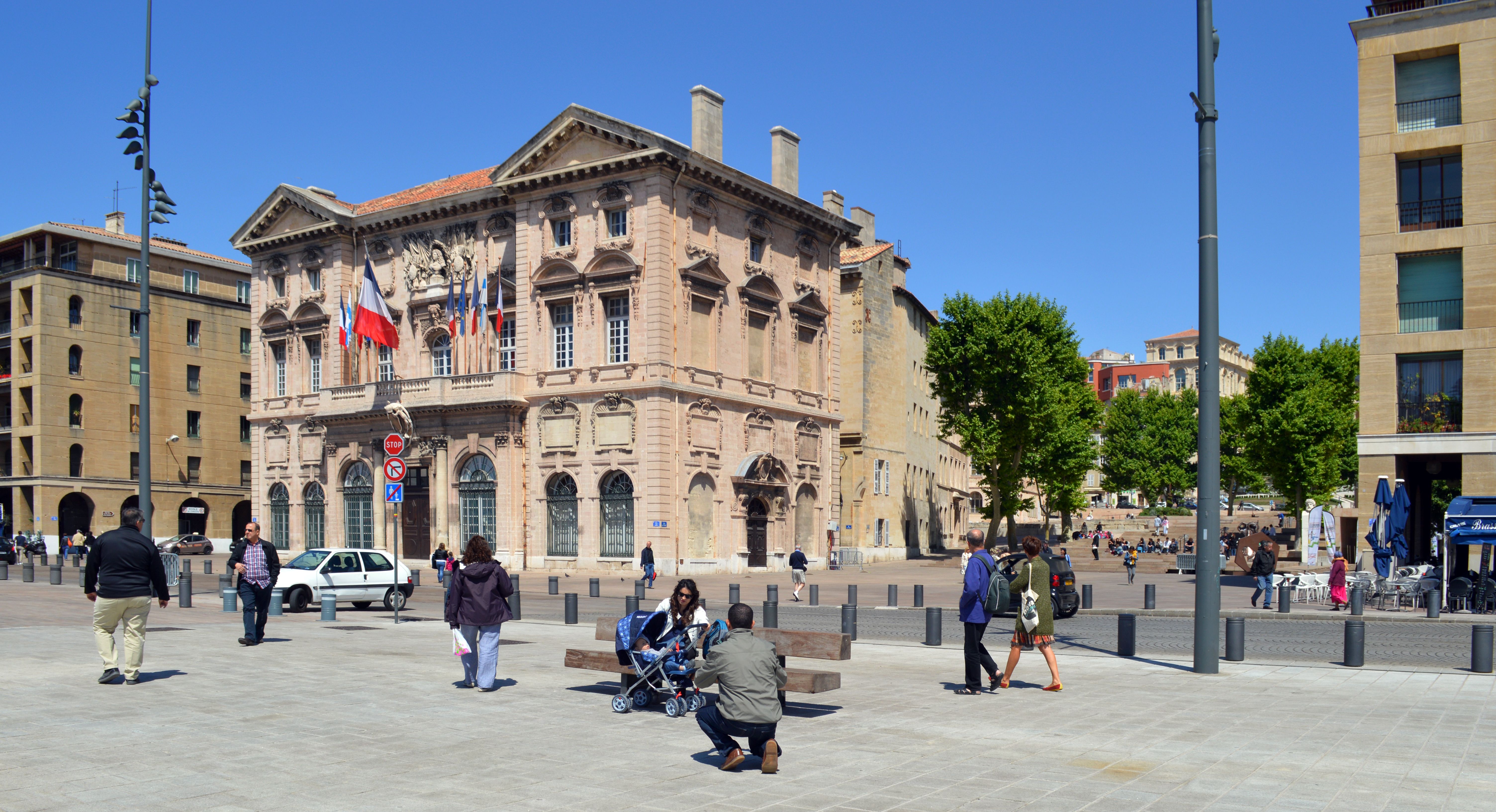 La façade de l’hôtel de ville de Marseille vue depuis le quai du port.