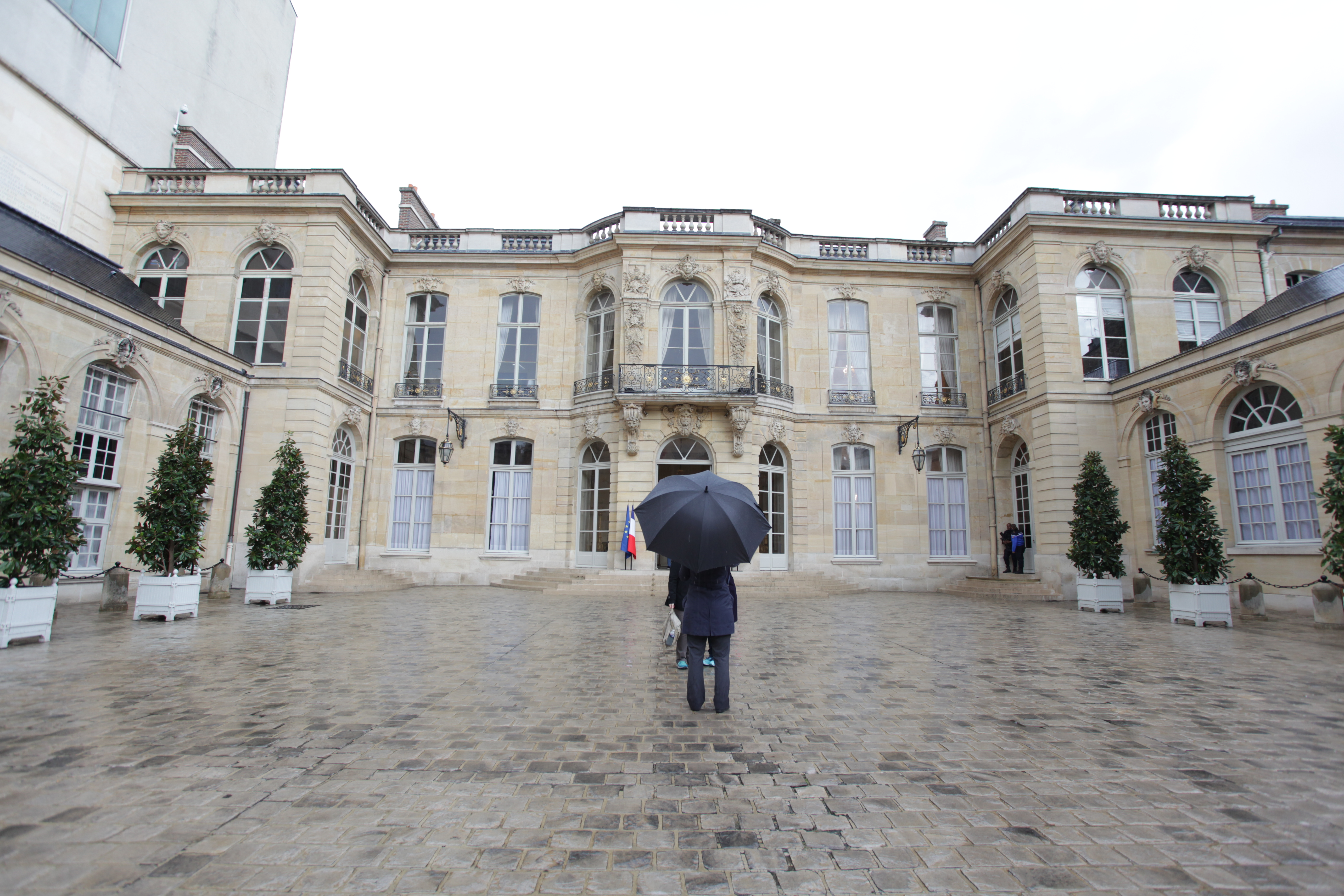 La façade de l’hôtel de Matignon vue depuis sa cour