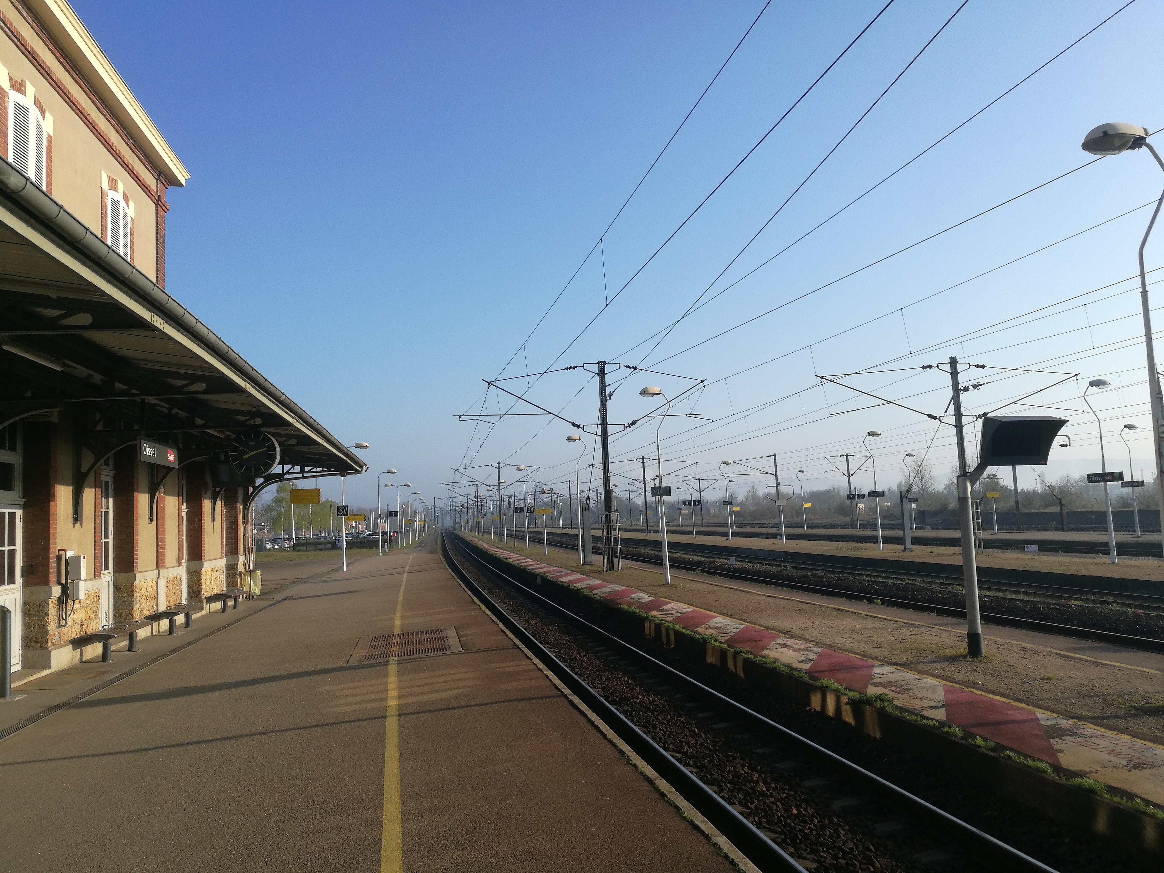 Les quais et les voies de la gare d’Oissel en direction de Rouen