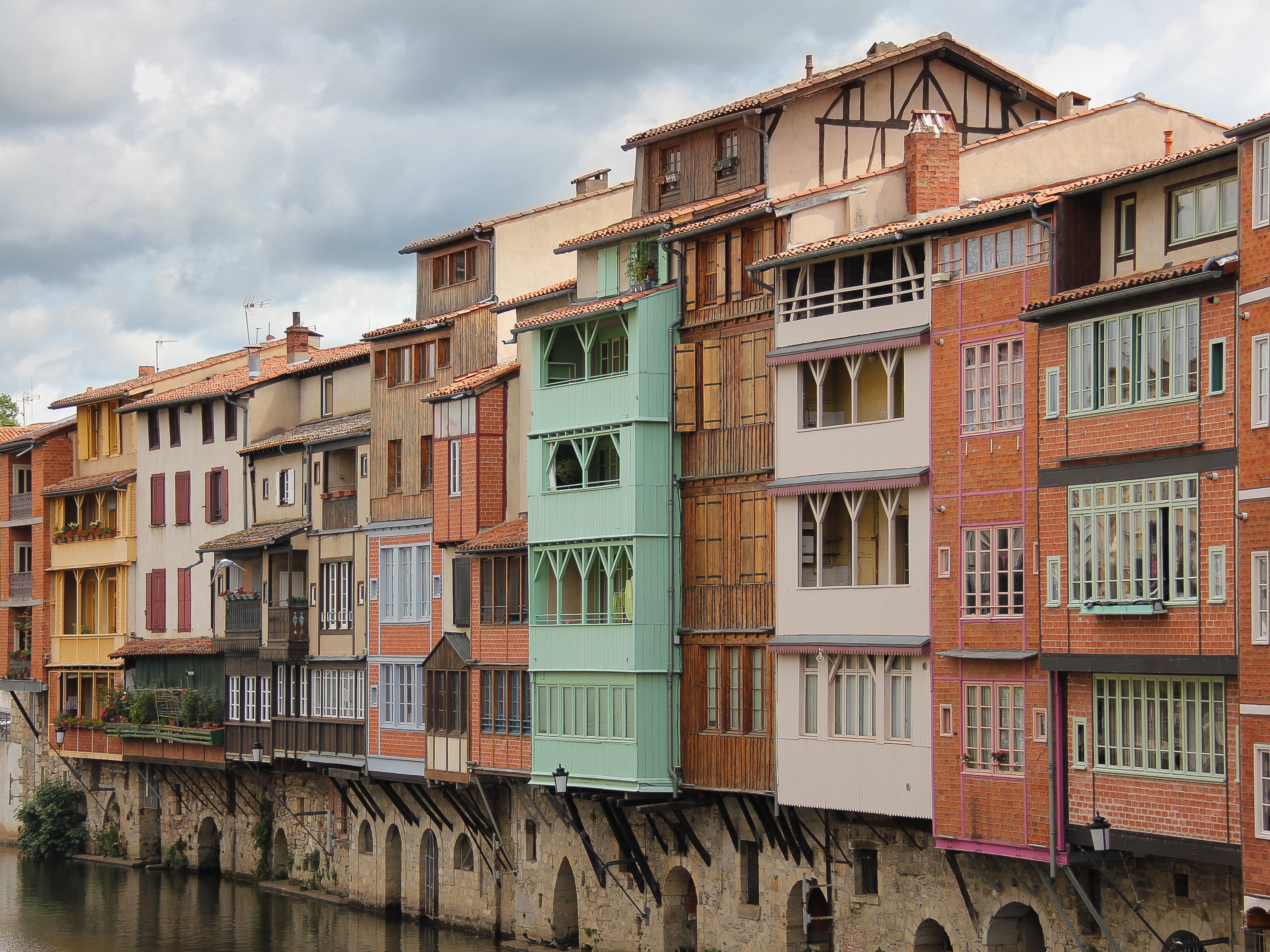 Des maisons anciennes se reflètent dans l’Agout à Castres