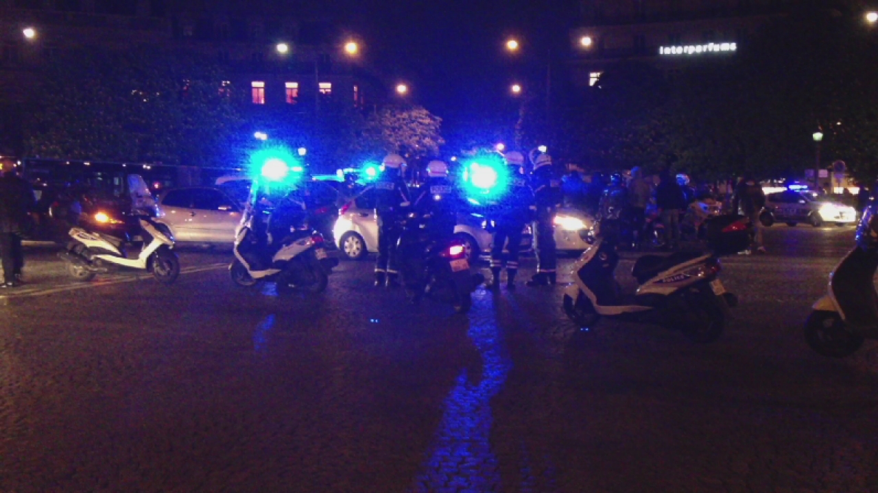 Des véhicules de police aux gyrophares allumés sur les Champs-Élysées