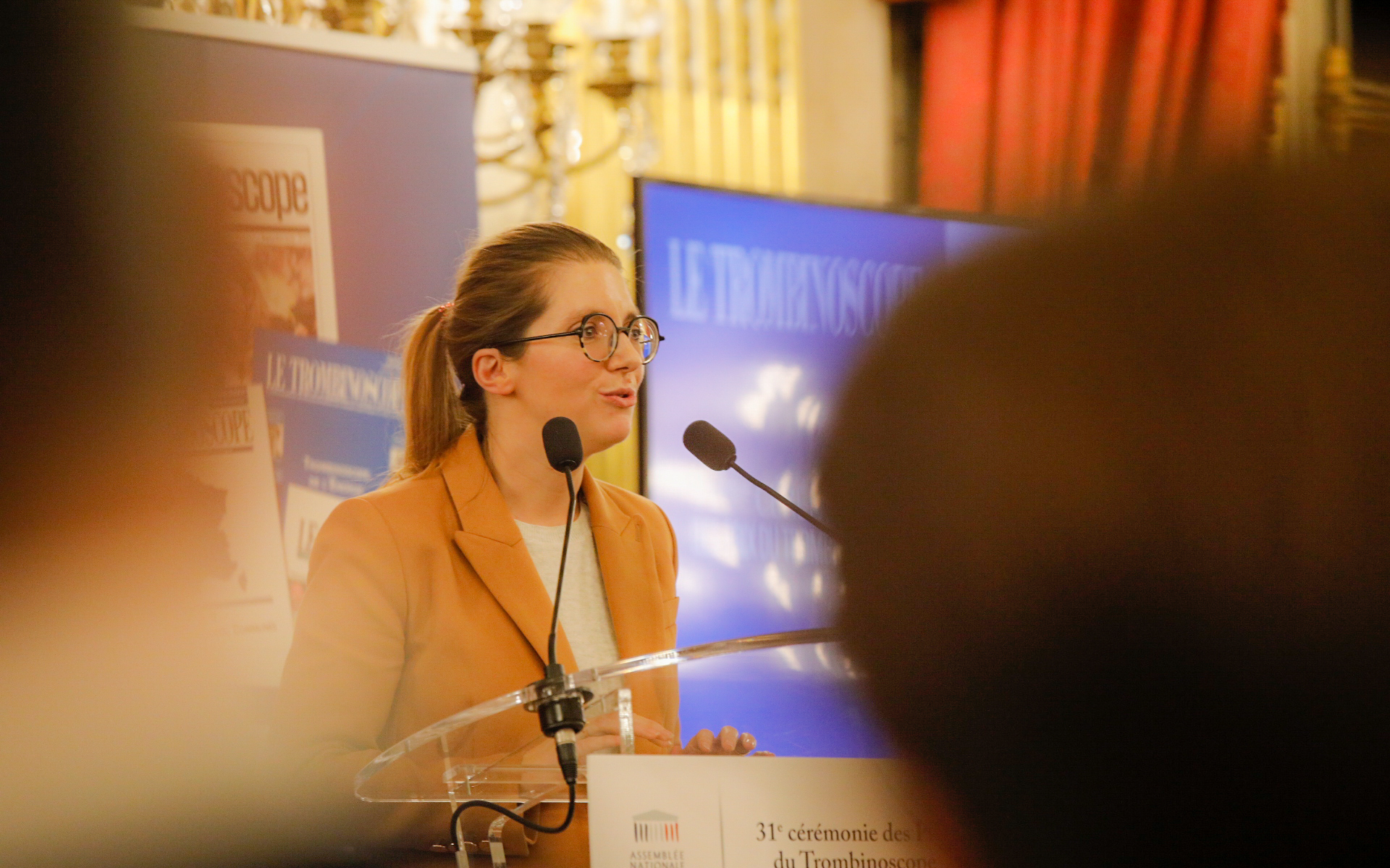 Aurore Bergé prononce un discours derrière un pupitre