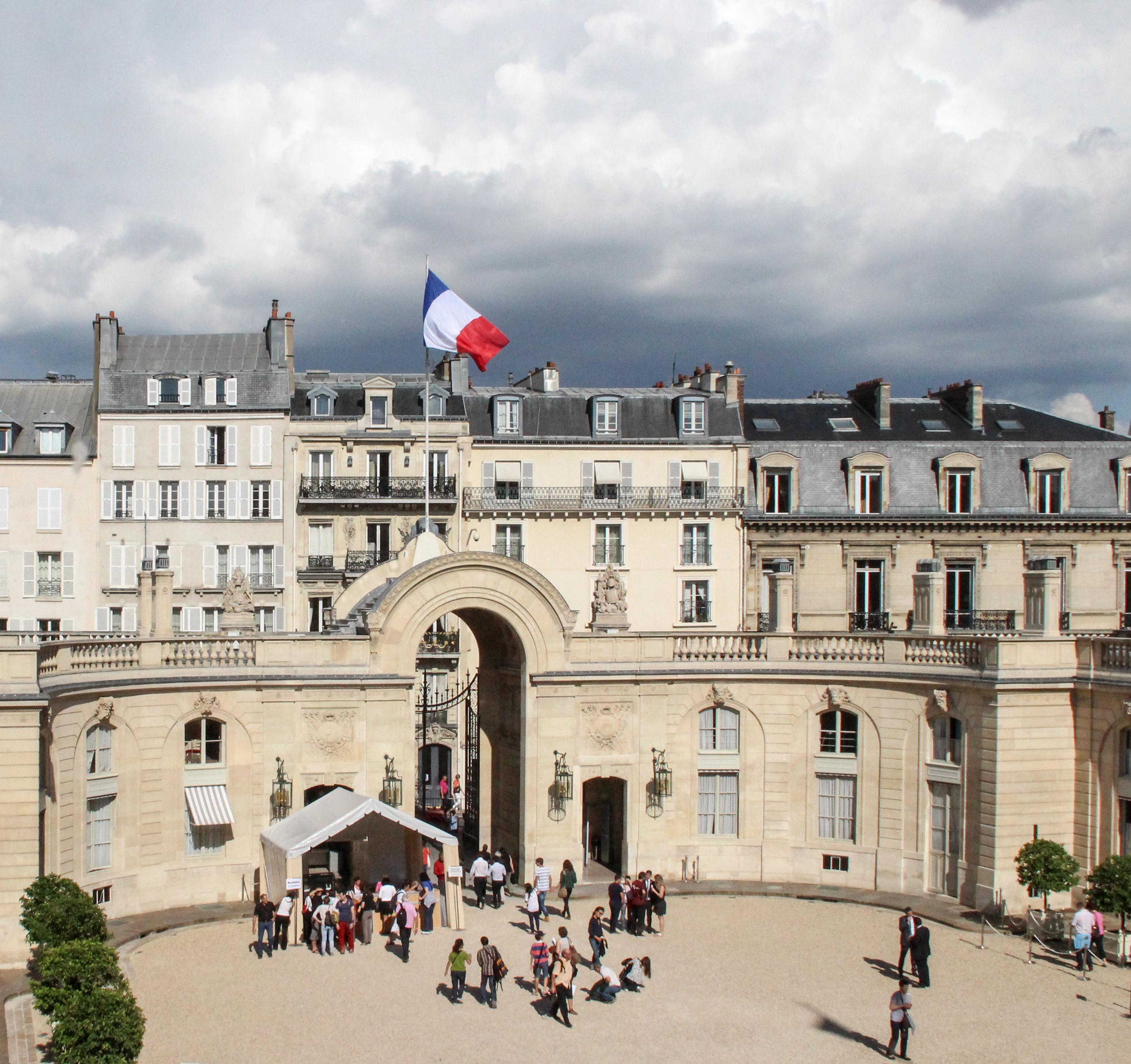 Le portail de l’Élysée vu depuis la cour d’honneur