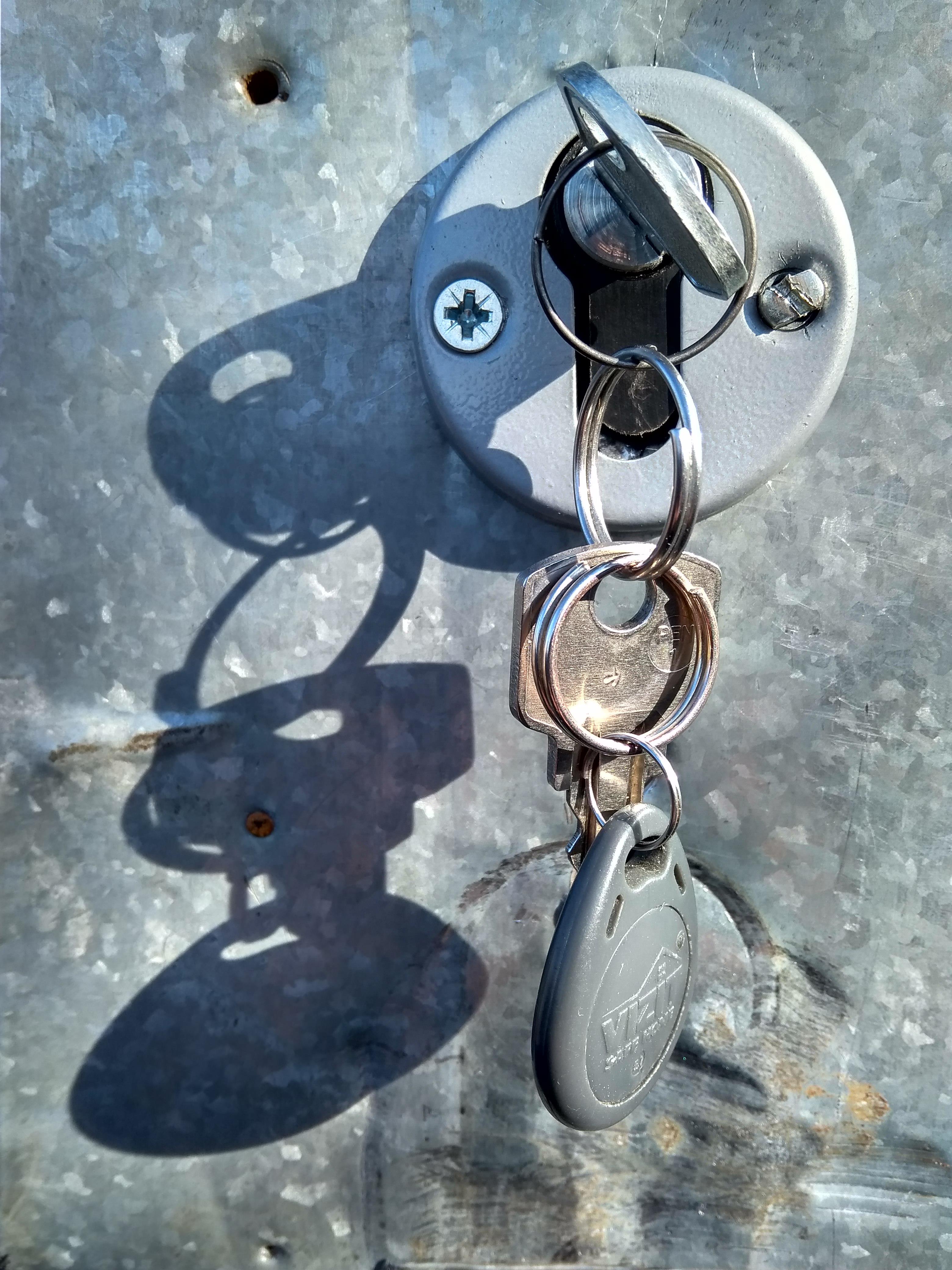 Une clé insérée dans une serrure
