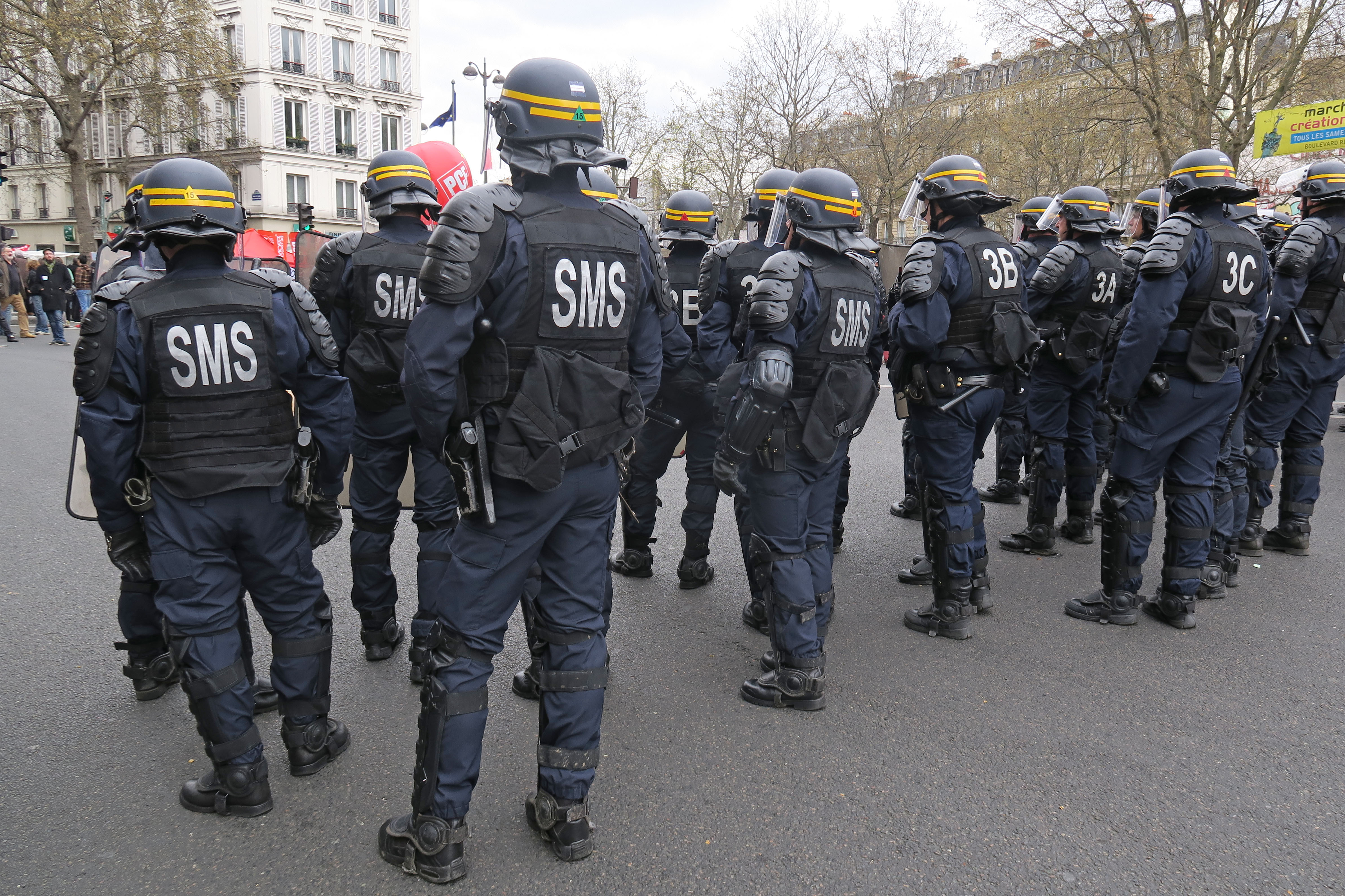 Des policiers vus de dos lors d’une manifestation à Paris