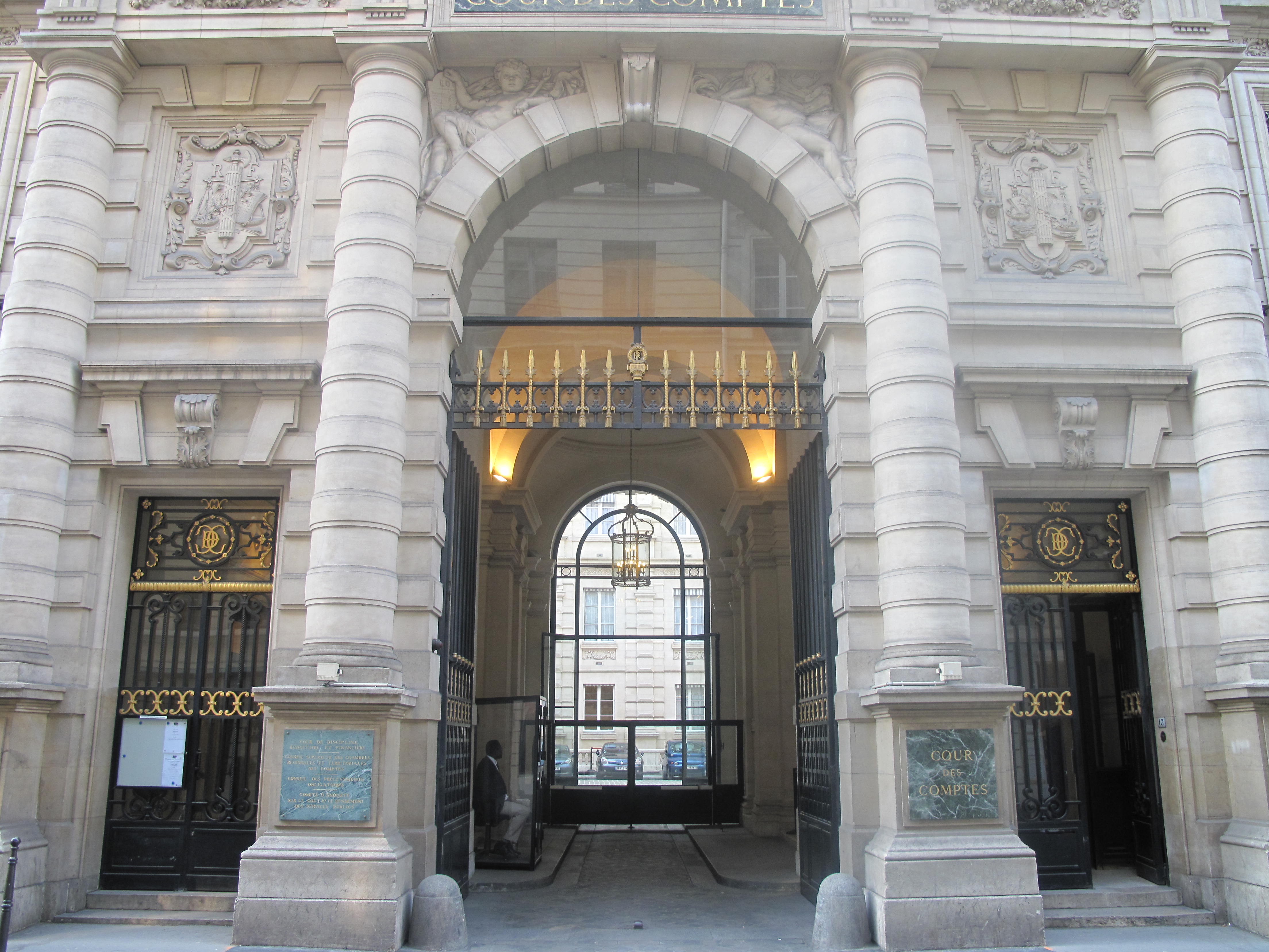 Entrée du palais Cambon, siège de la Cour des comptes à Paris