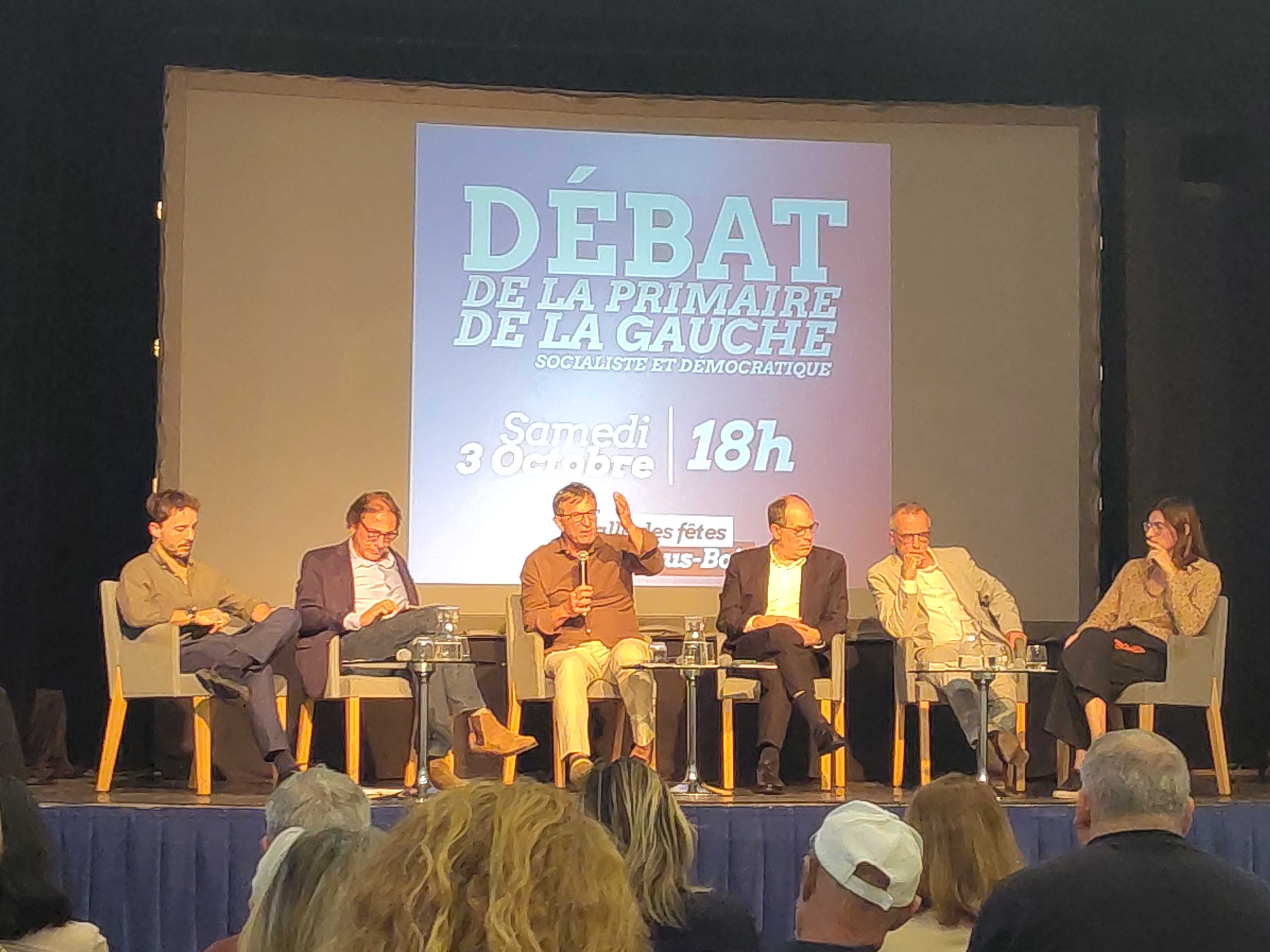 Des intervenants de la primaire sociale-démocrate débattent sur une scène à Rosny-sous-Bois