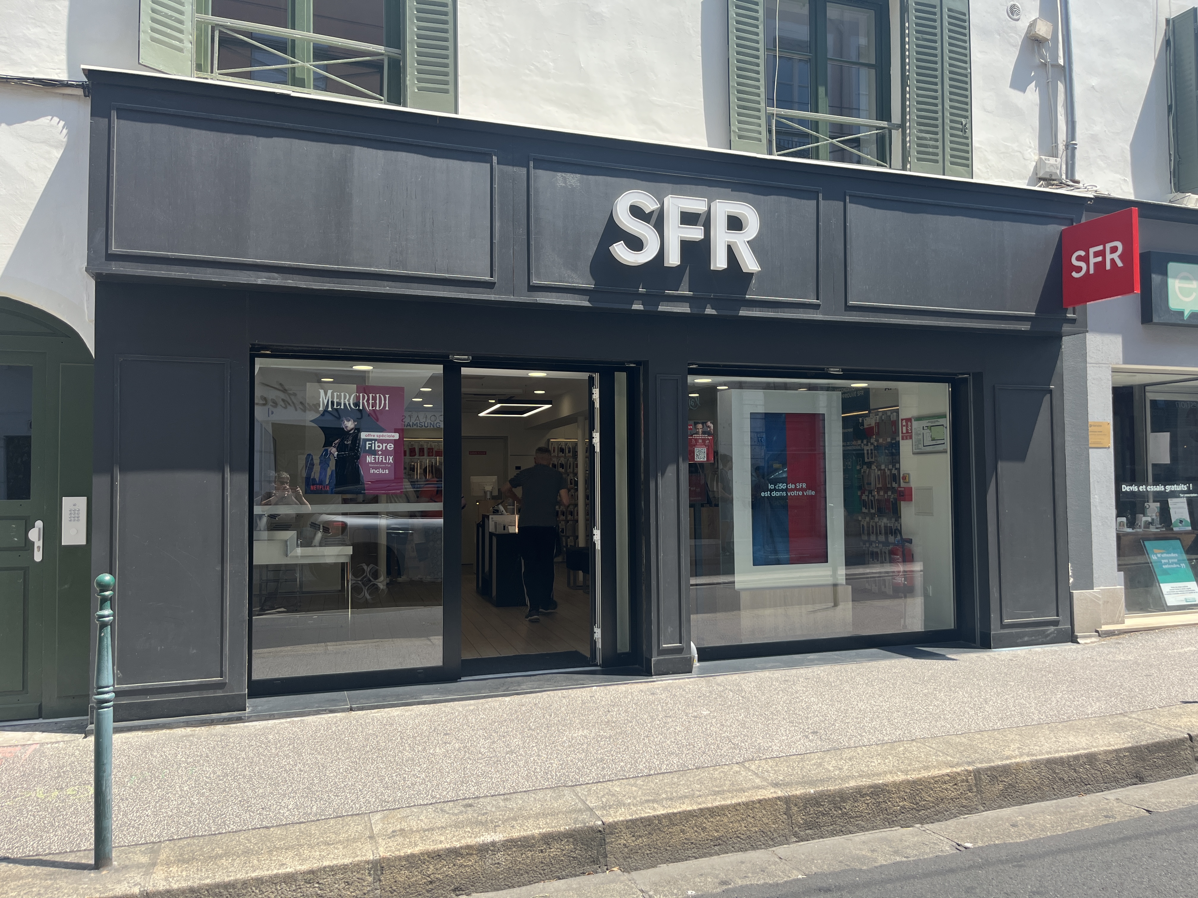 Façade d’une boutique SFR dans le quartier de la Croix-Rousse à Lyon