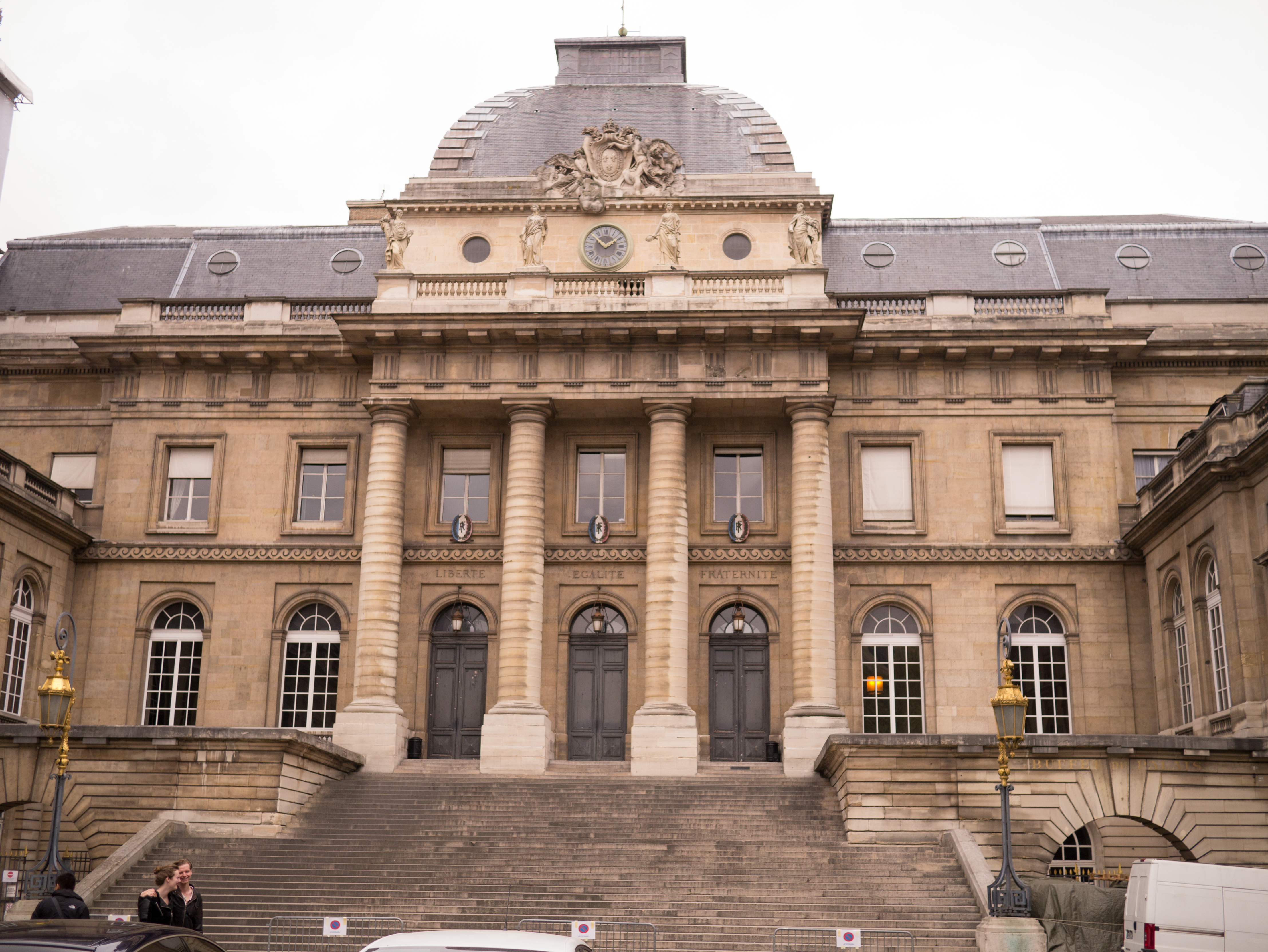 Façade du palais de justice de Paris et escalier de la cour du Mai