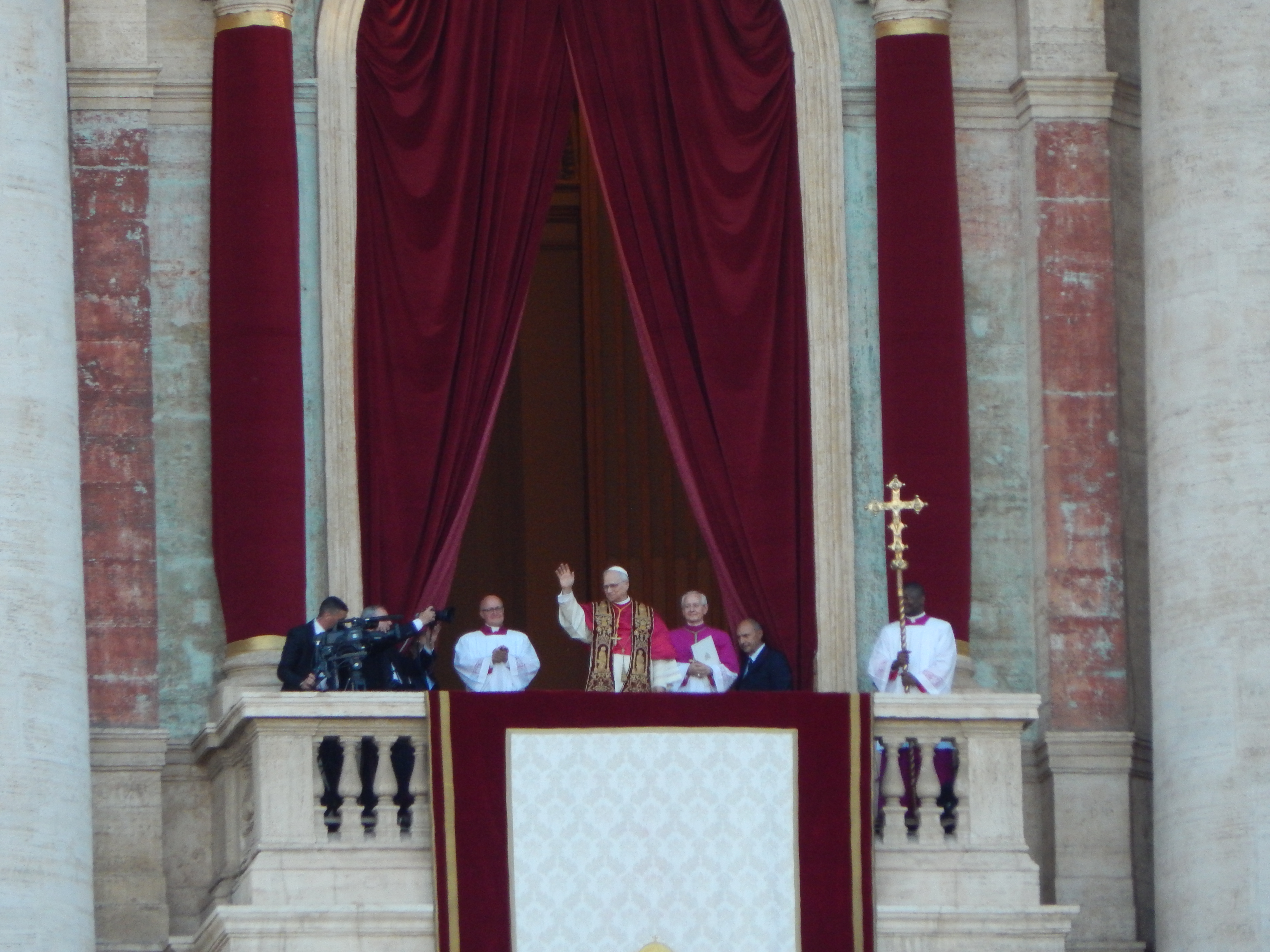 Léon XIV saluant depuis le balcon de la basilique Saint-Pierre