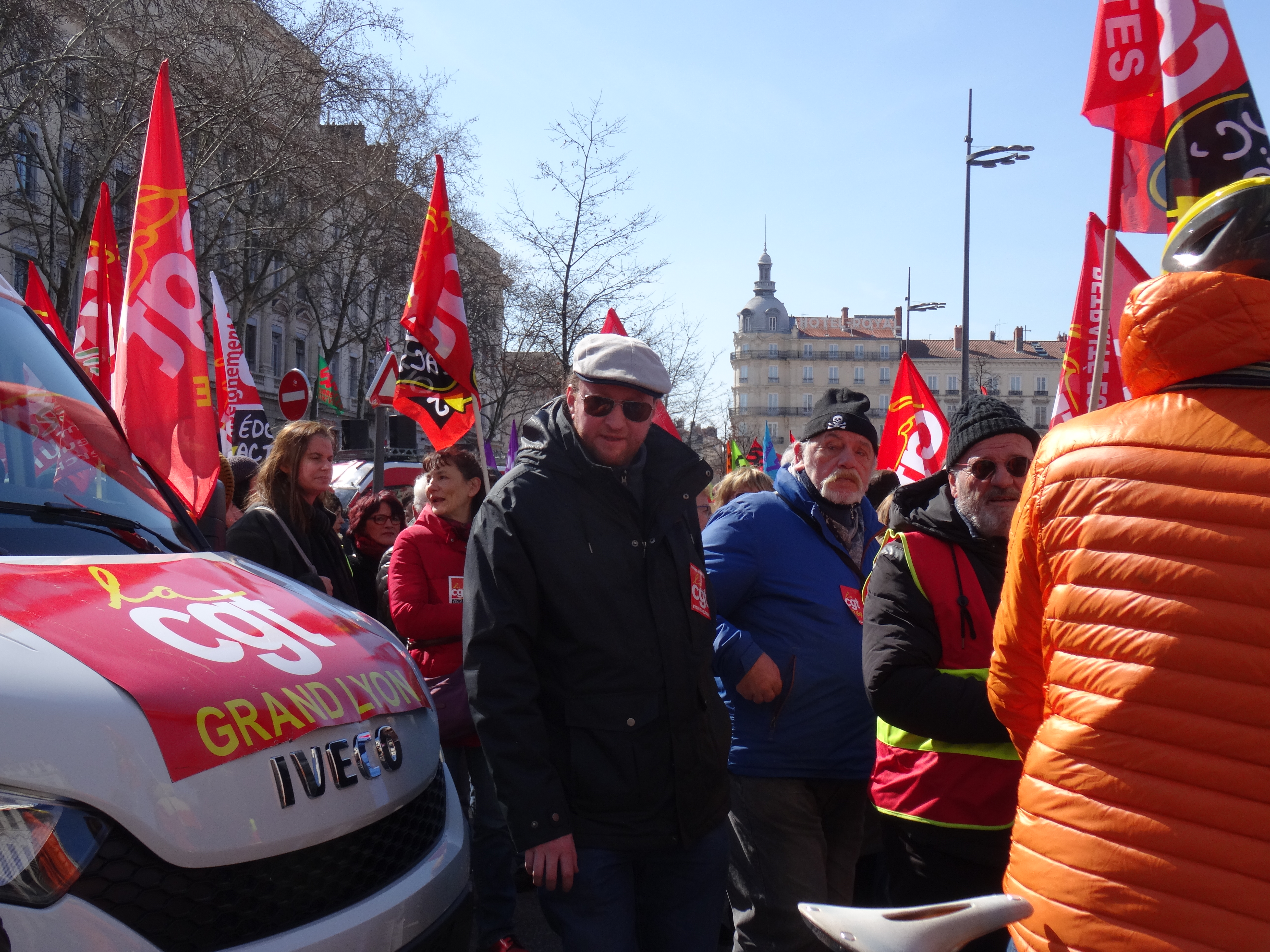 Des manifestants et des drapeaux CGT lors d’un cortège à Lyon