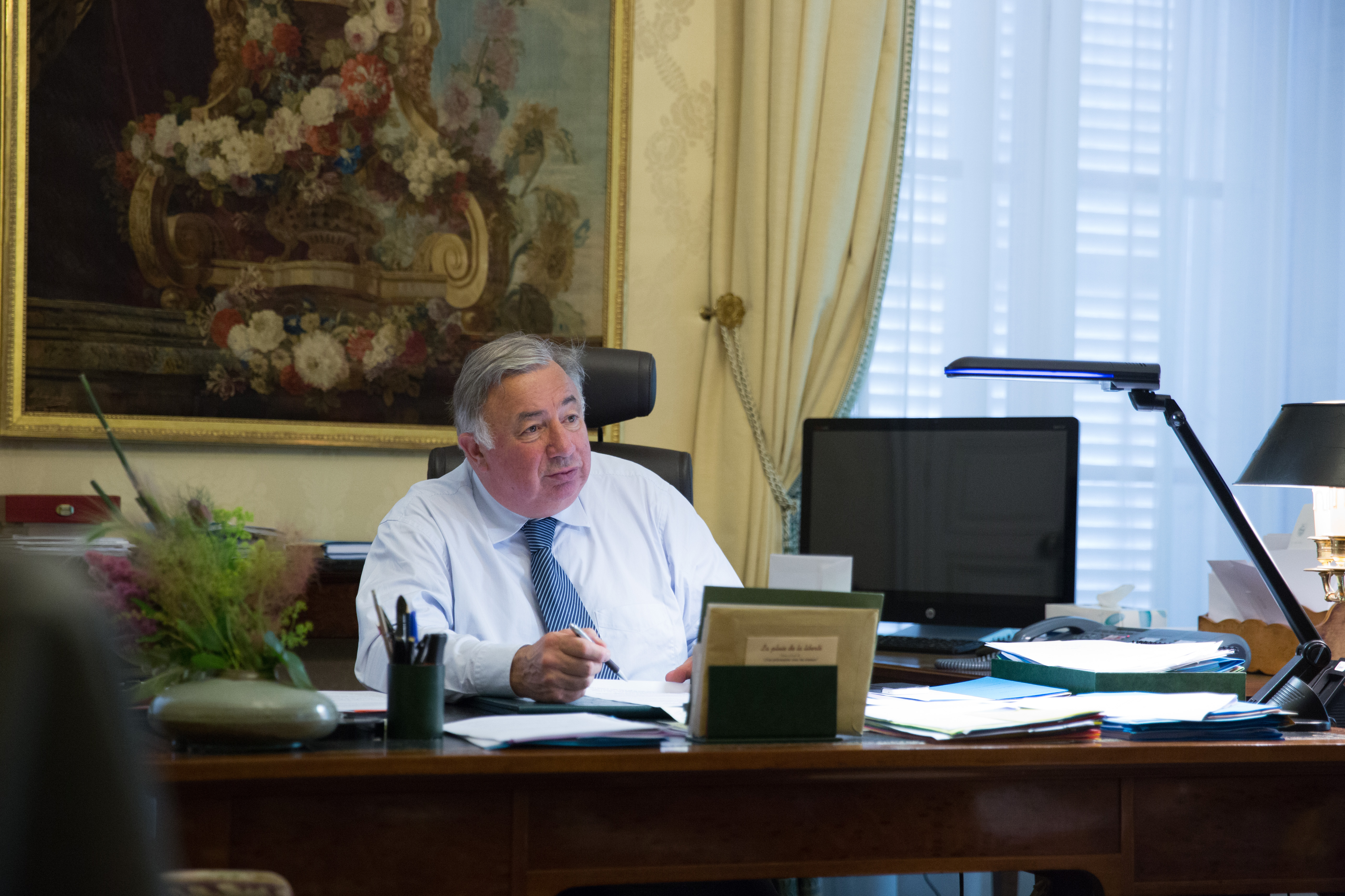 Gérard Larcher assis à son bureau au Sénat