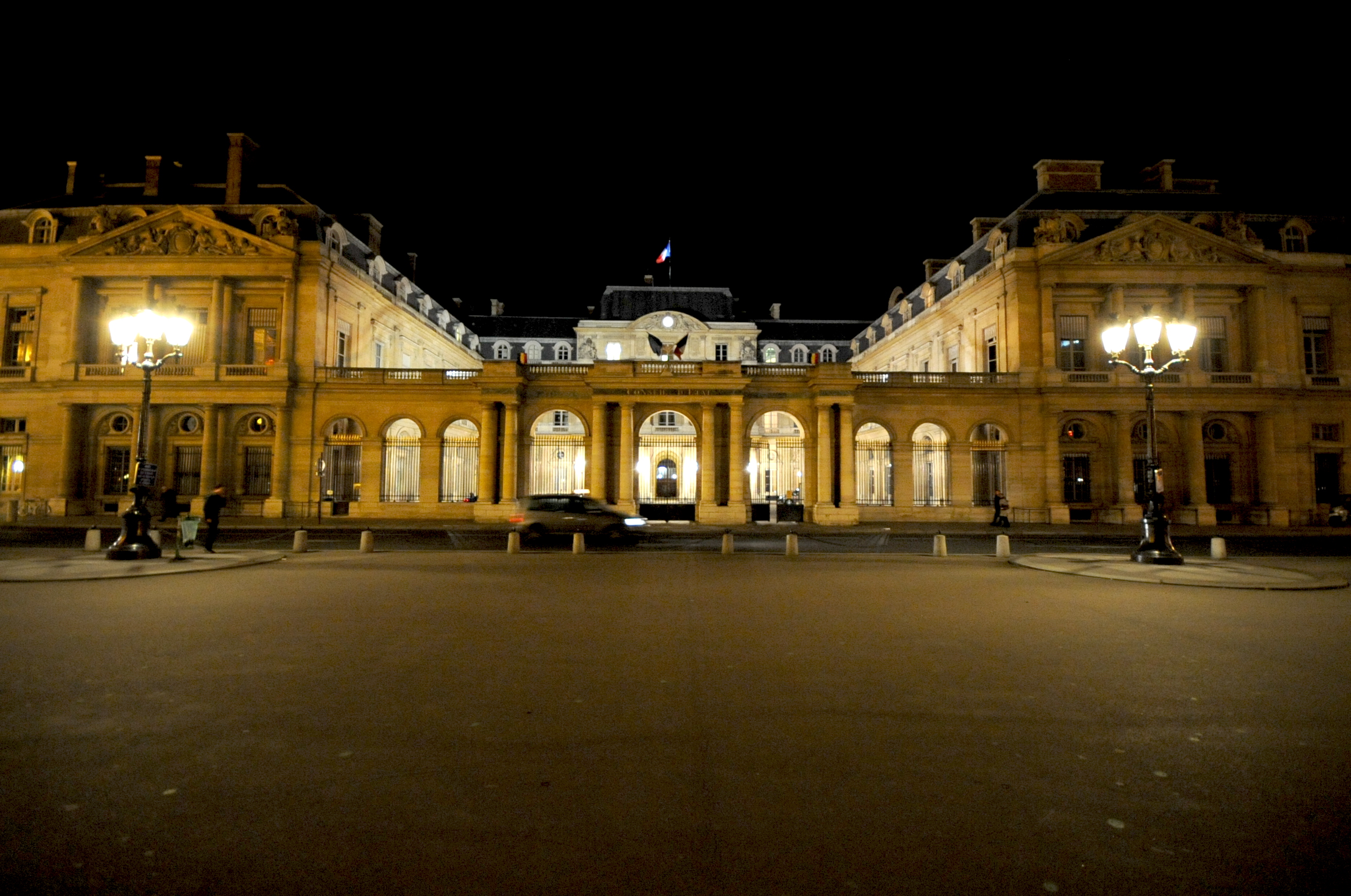 La façade du Conseil d’État éclairée de nuit à Paris